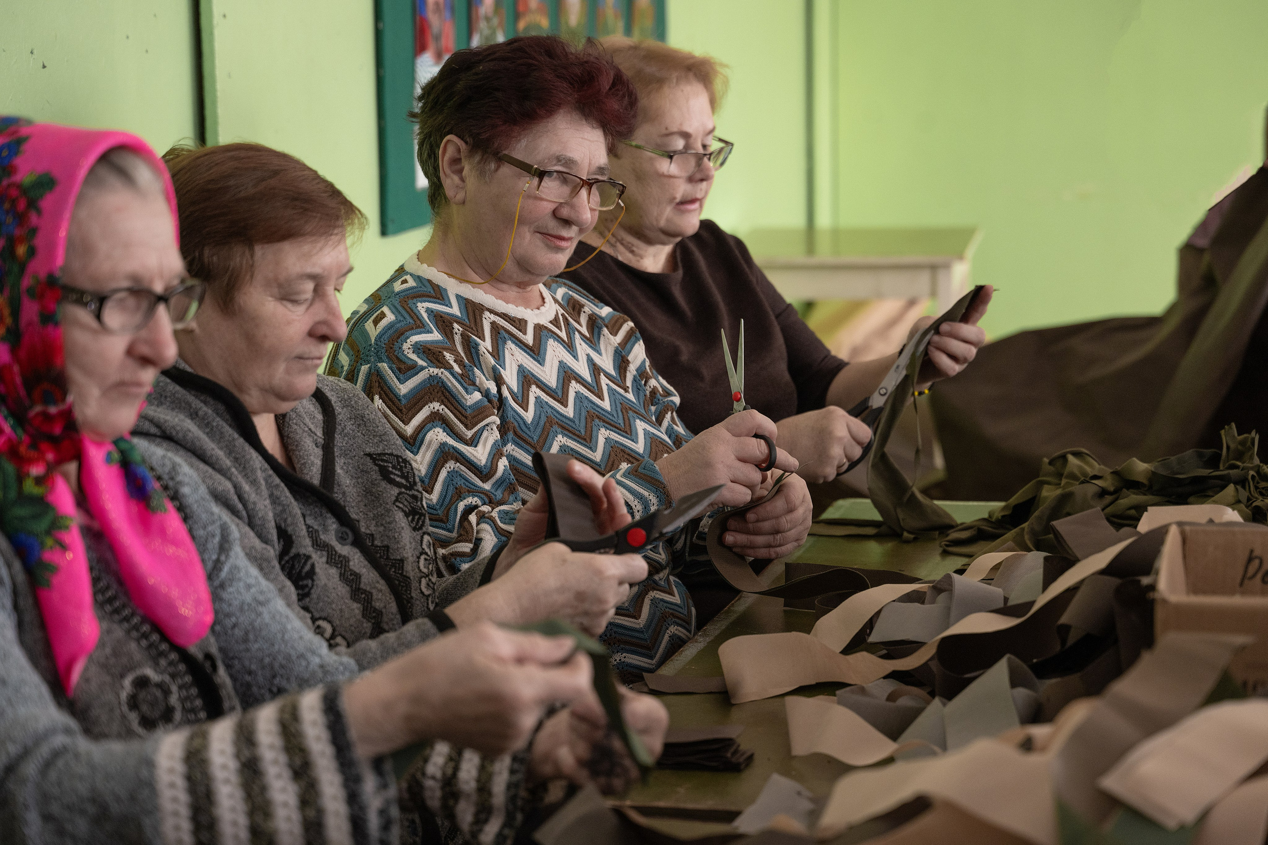 Современные труженницы тыла-женщины в плетут маскировочные сети. Главная
