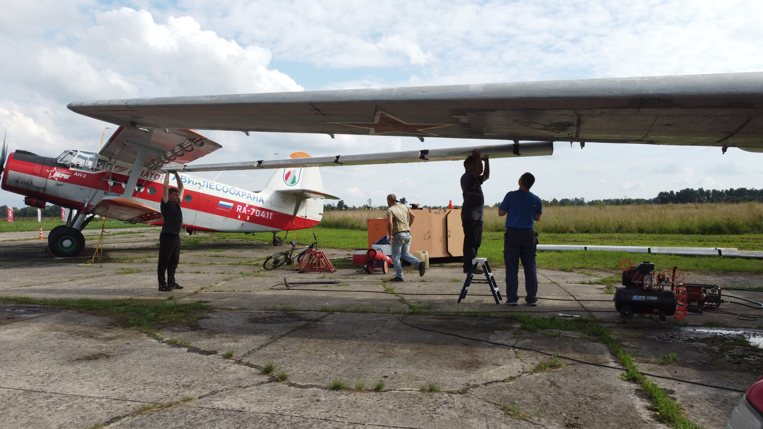 Ил-14Т «Голубая Мечта» — смывка краски (2021 г.). Фотоальбом показывающий увлекательный мир авиации и мир медведей Андрея Иванова