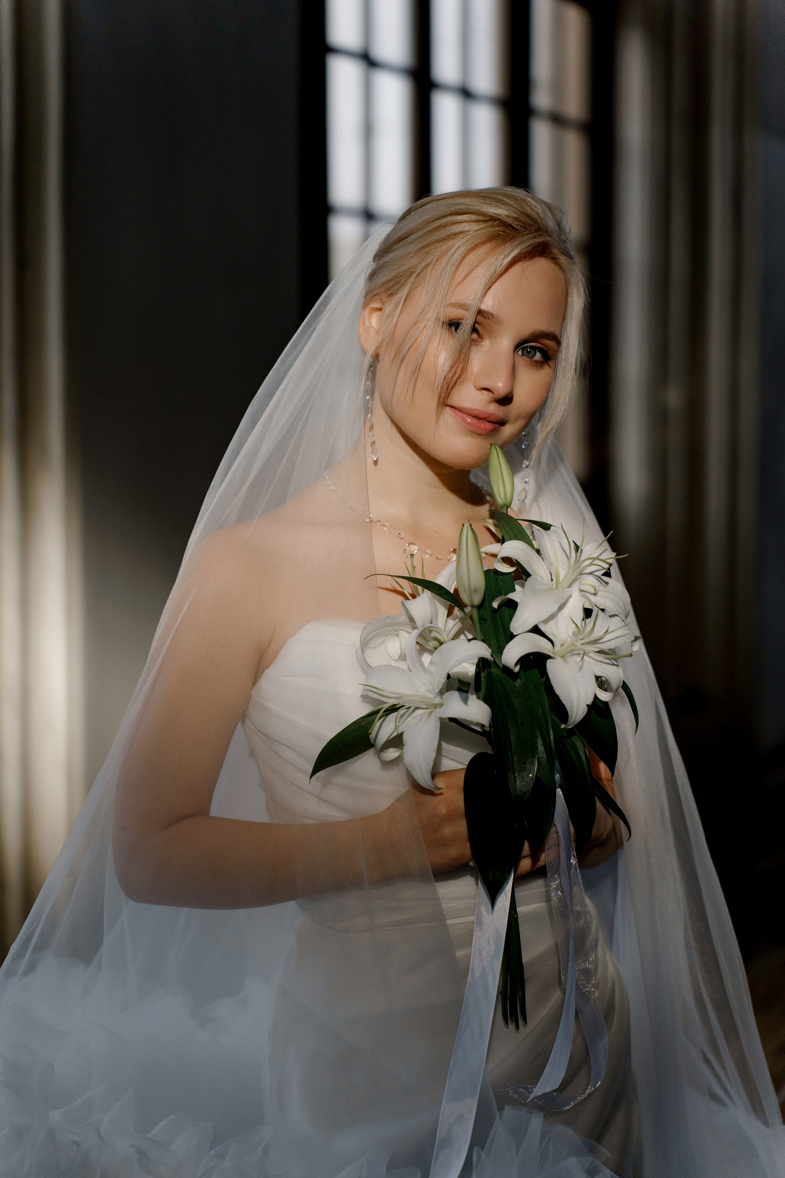 Свадьба в Санкт-Петербурге, крупный портрет невесты с букетом цветов.