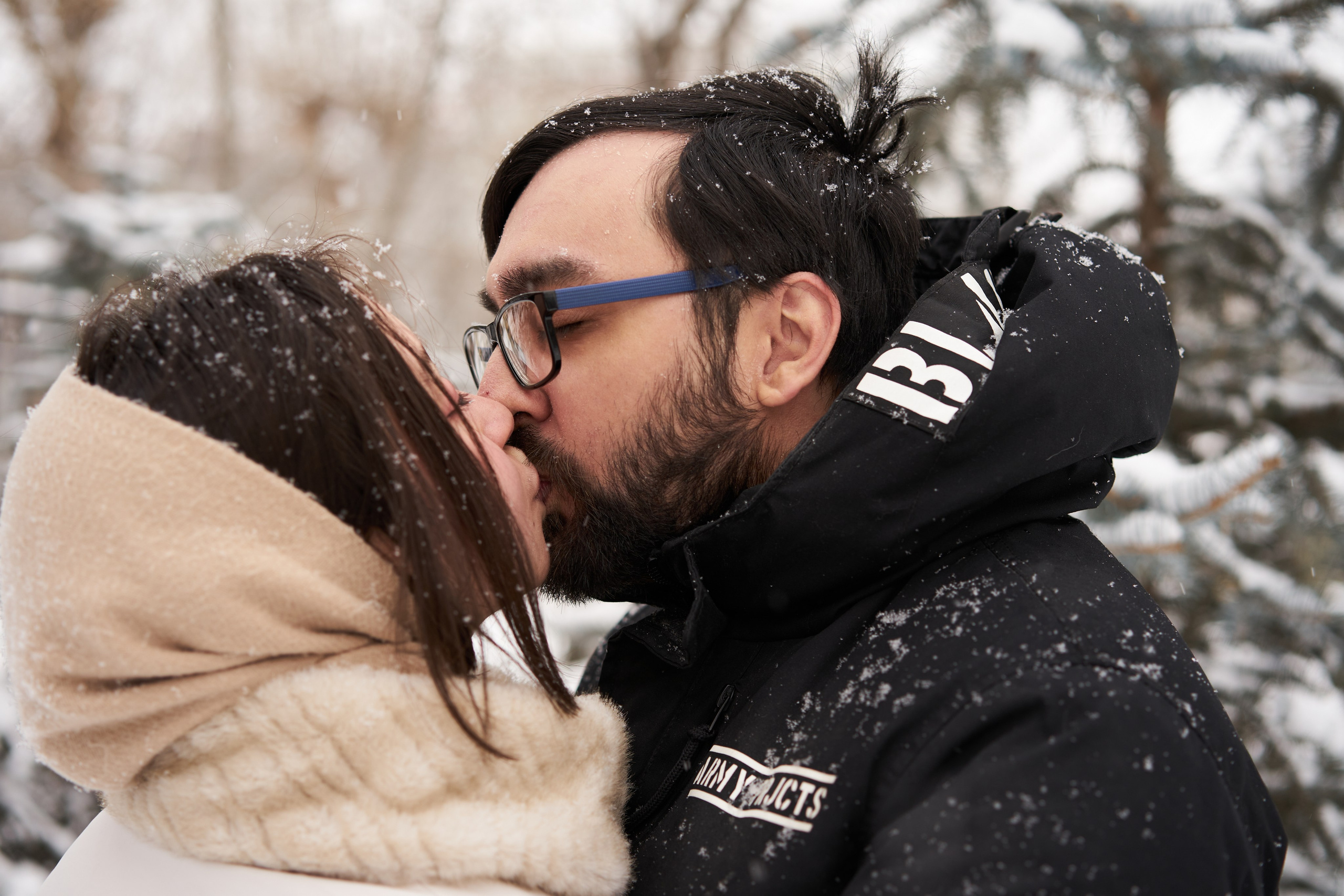Зимняя фотосессия влюбленных в парке. Фотограф Екатеринбург Кокшарова Александра