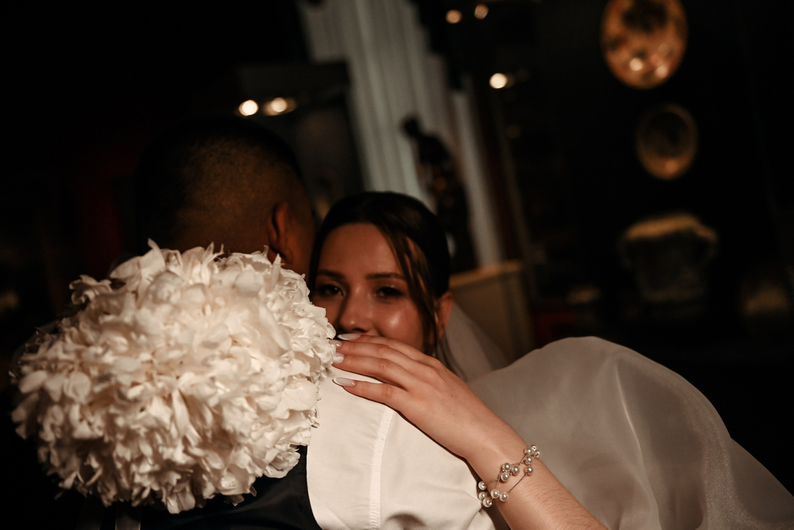 Небольшая свадебная серия в музее и прогулкой под дождем Эльмиры и Ризата. Свадебный, семейный, детский, контент фотограф в Омске Максим Ильин