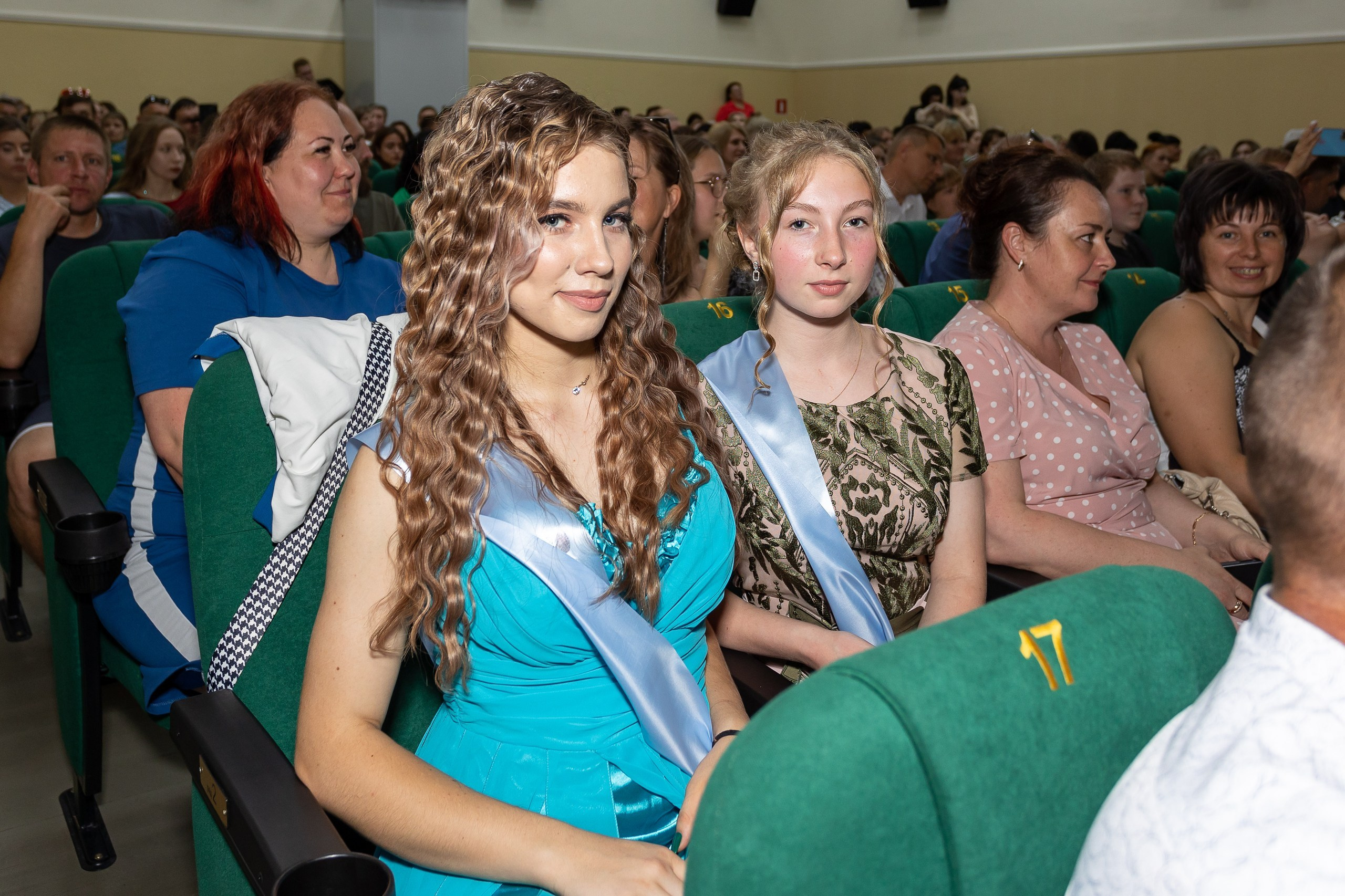 Вручение аттестата и выпускной вечер. Выпускные альбомы Майкоп, Краснодар Елена Золотарева