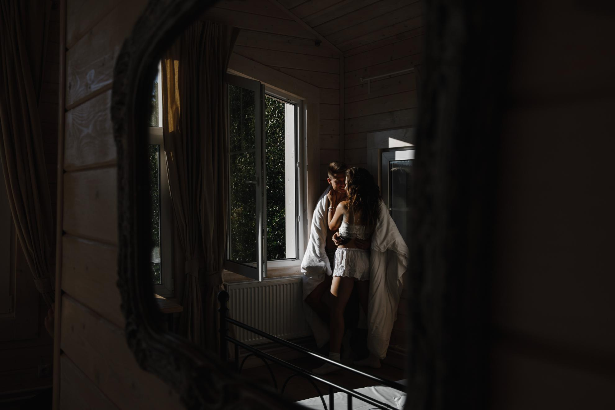 У домика. Свадебный фотограф москва