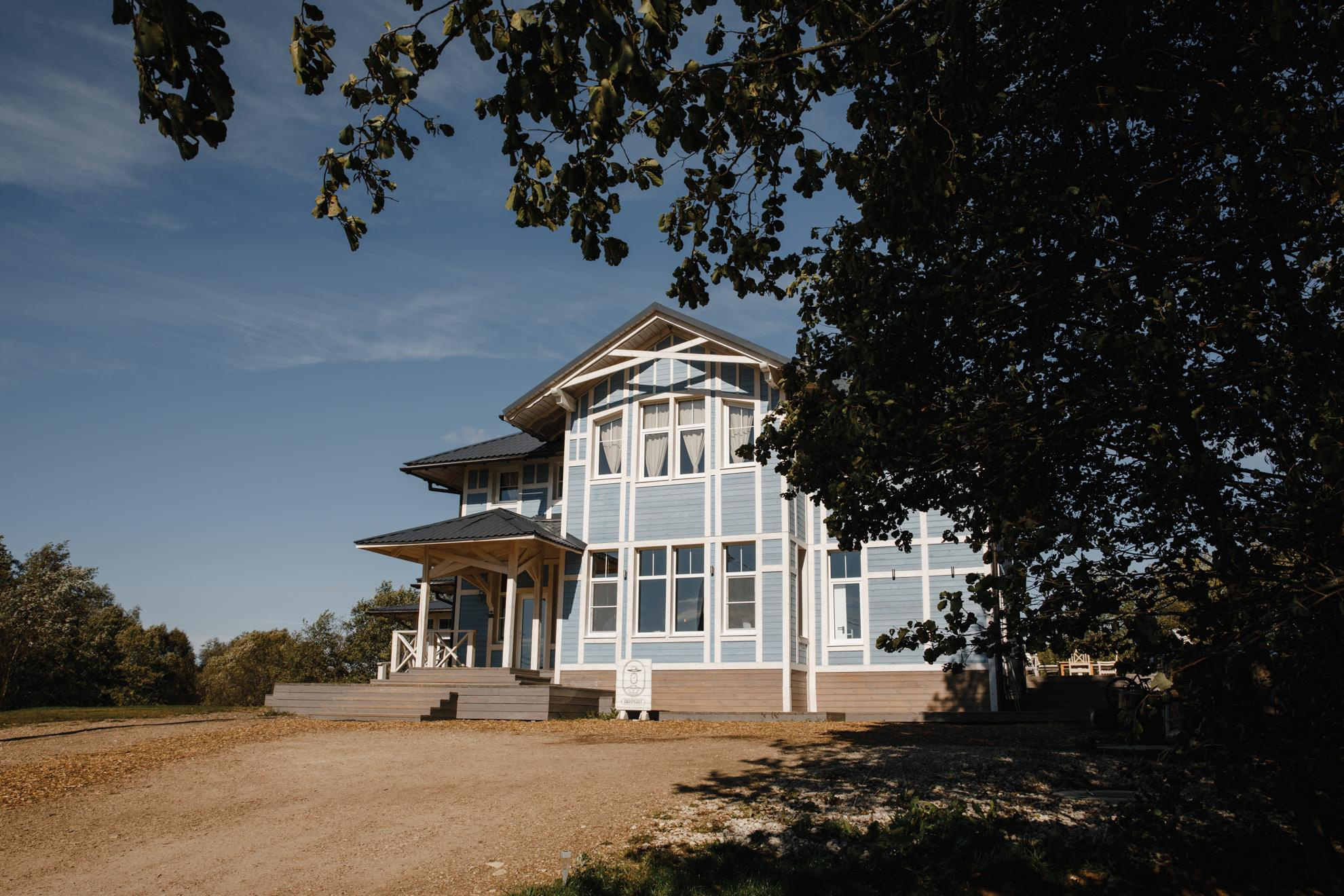 У домика. Свадебный фотограф москва