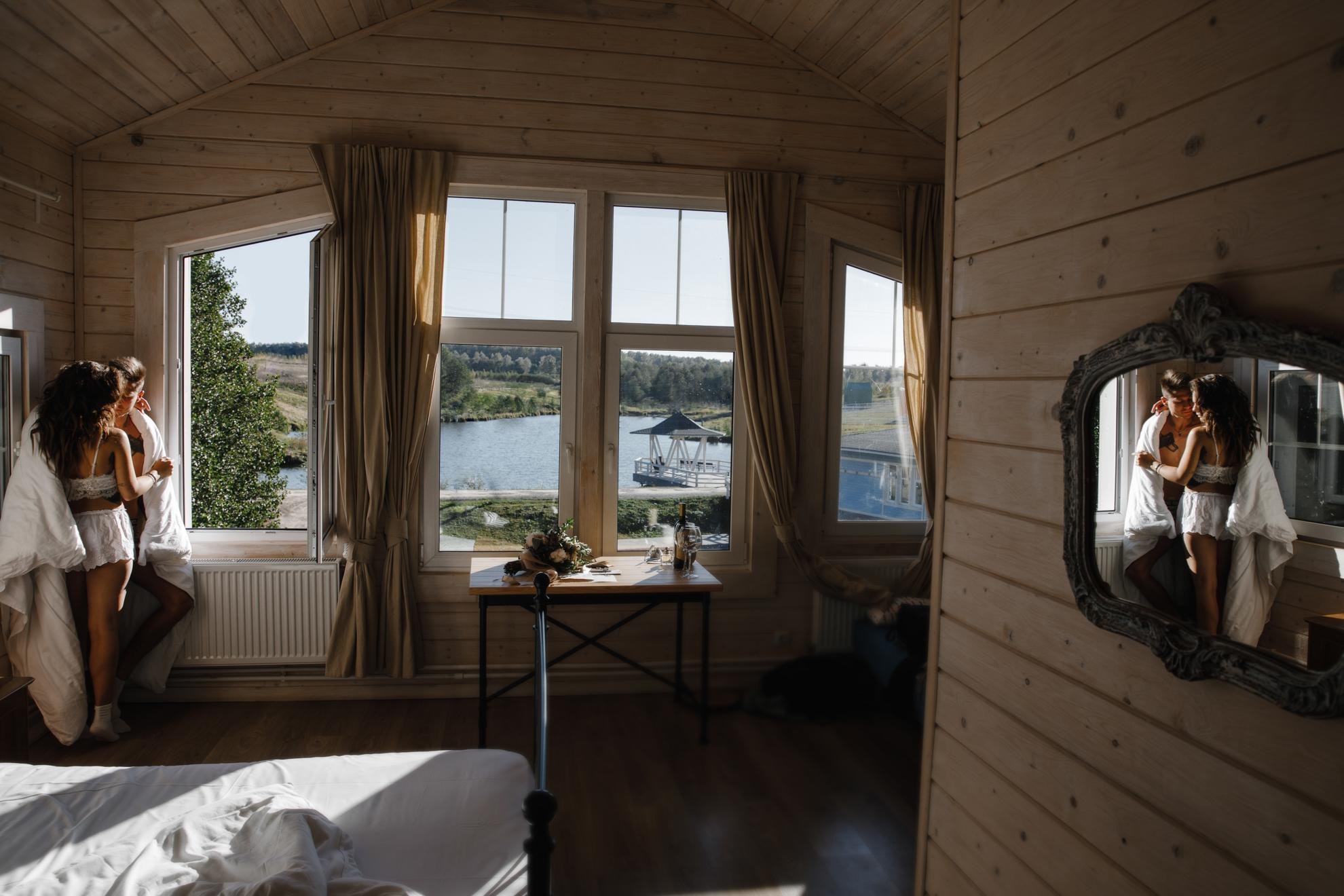 У домика. Свадебный фотограф москва