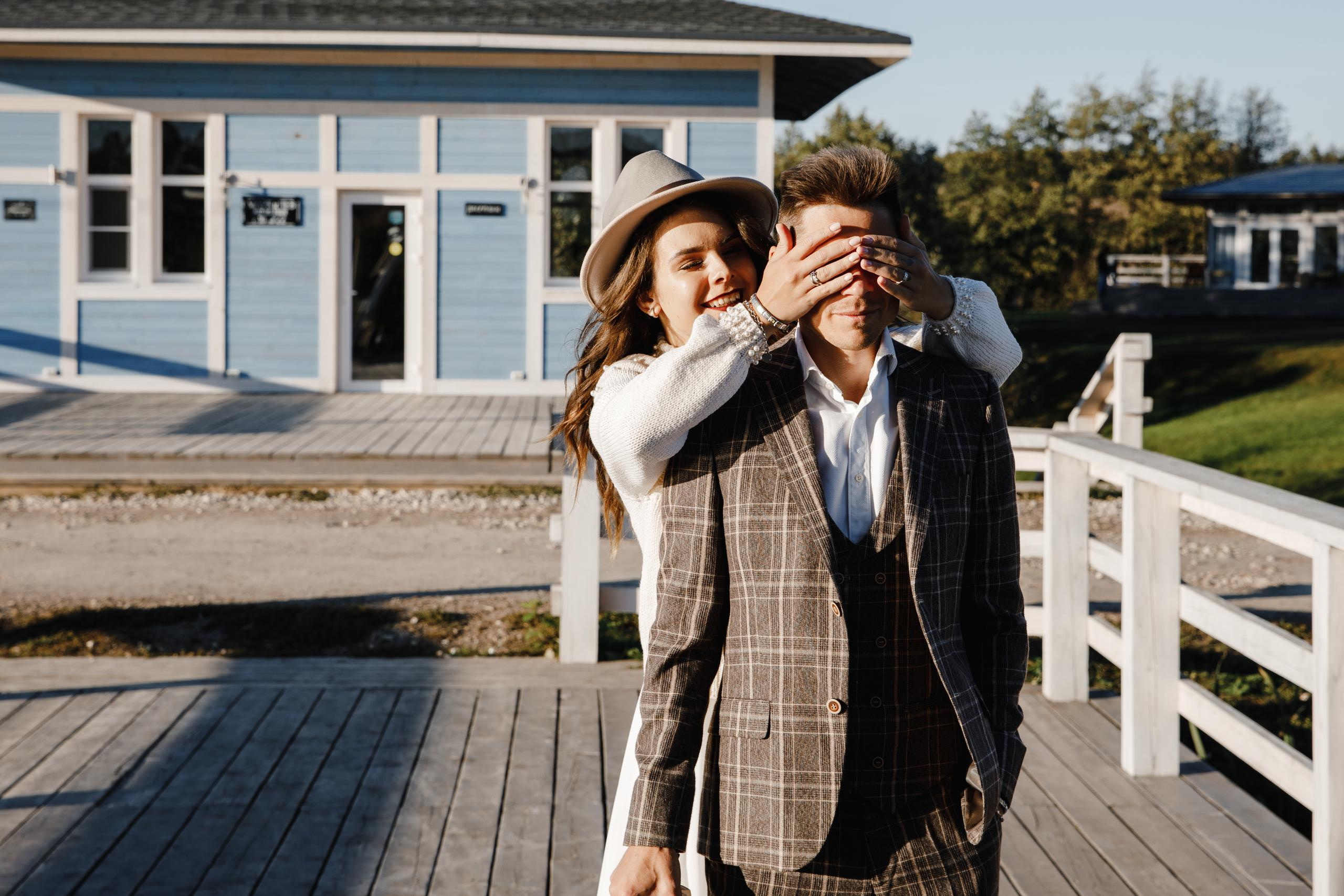 У домика. Свадебный фотограф москва