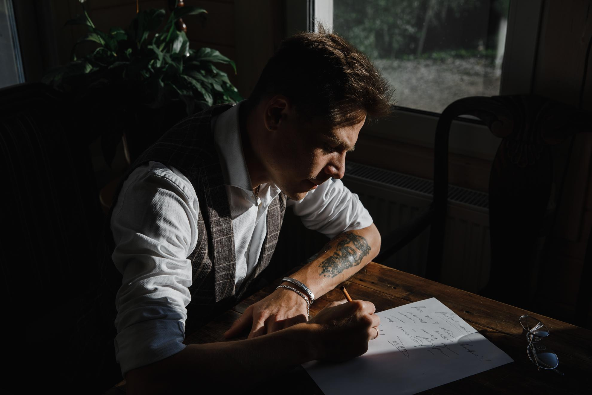 У домика. Свадебный фотограф москва