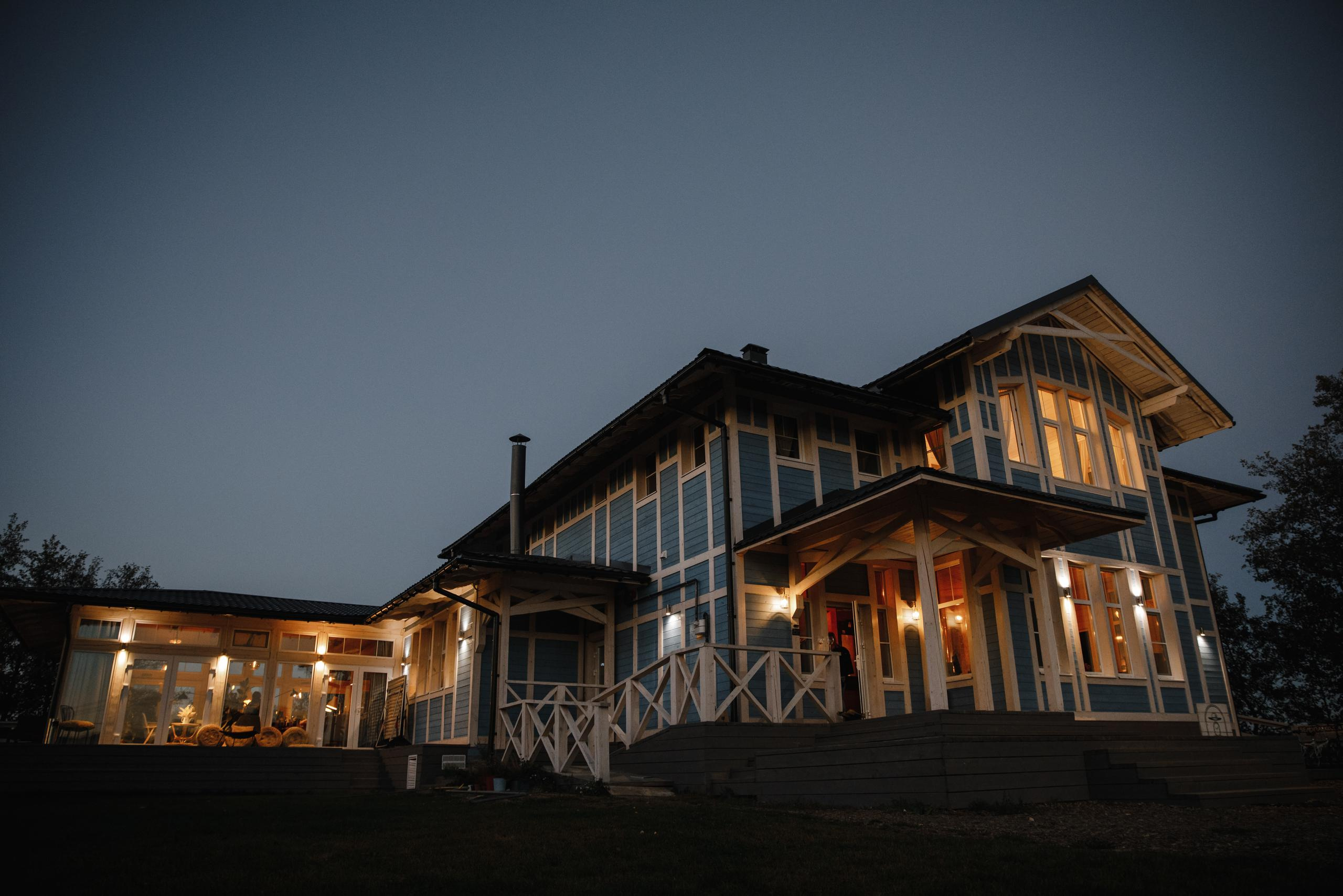 У домика. Свадебный фотограф москва