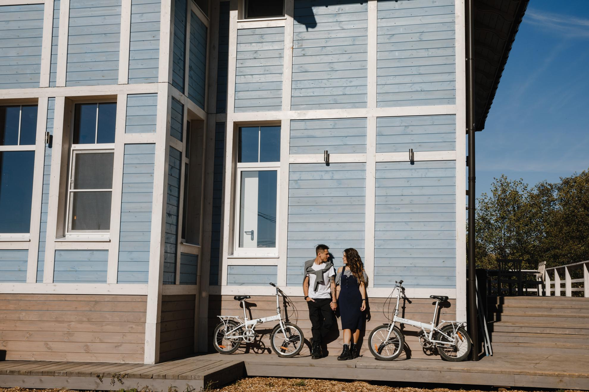 У домика. Свадебный фотограф москва