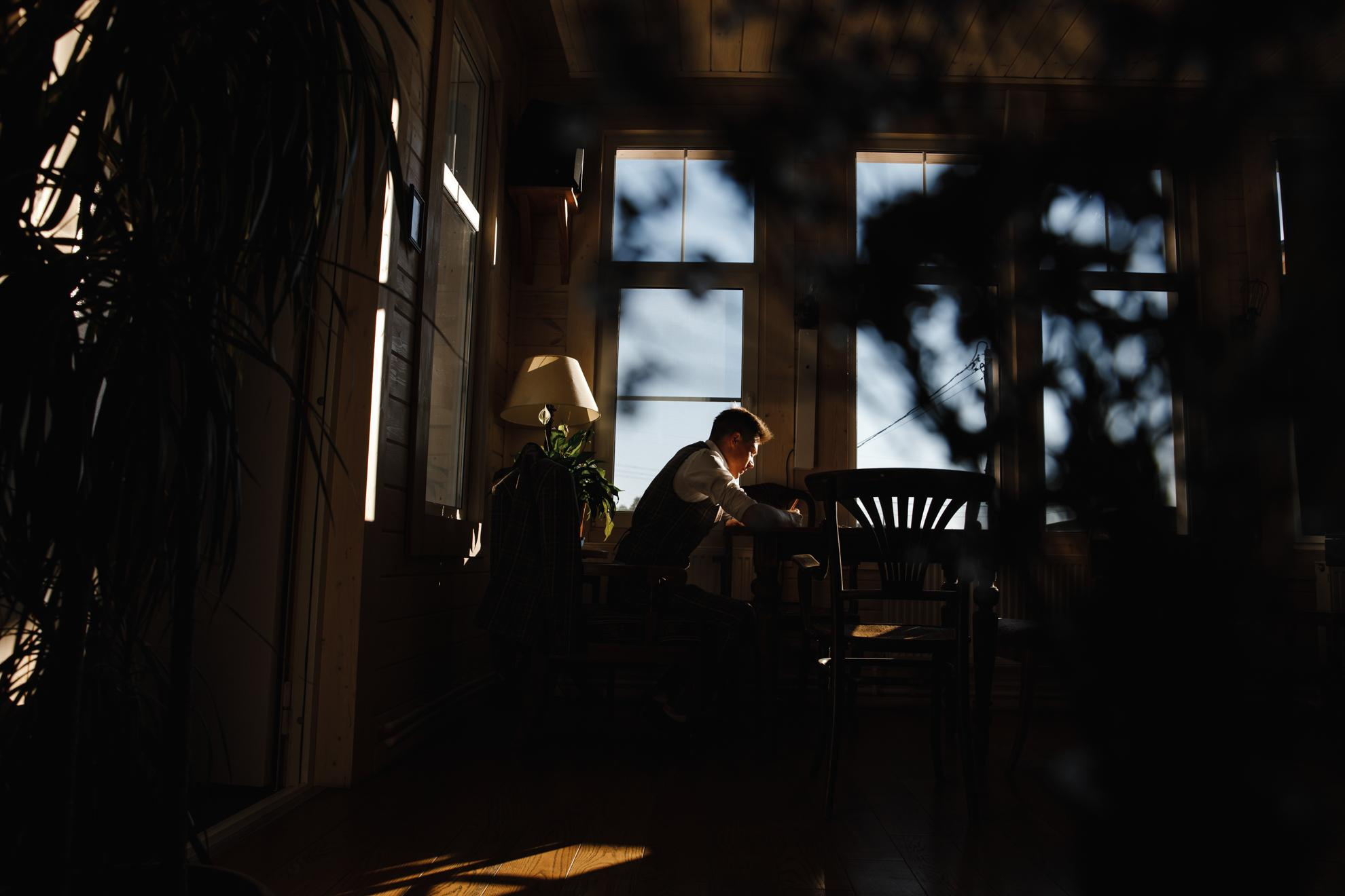 У домика. Свадебный фотограф москва