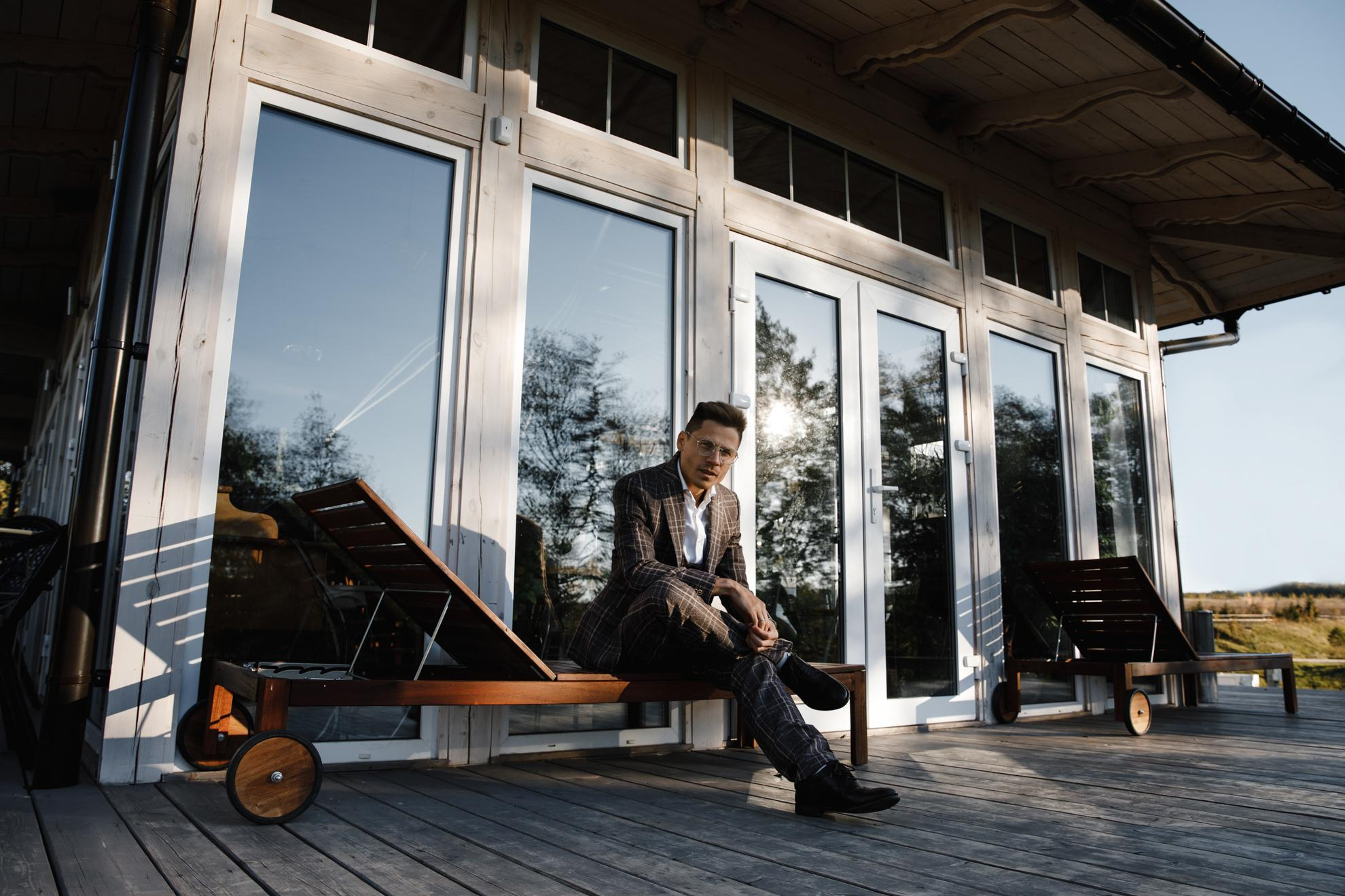 У домика. Свадебный фотограф москва