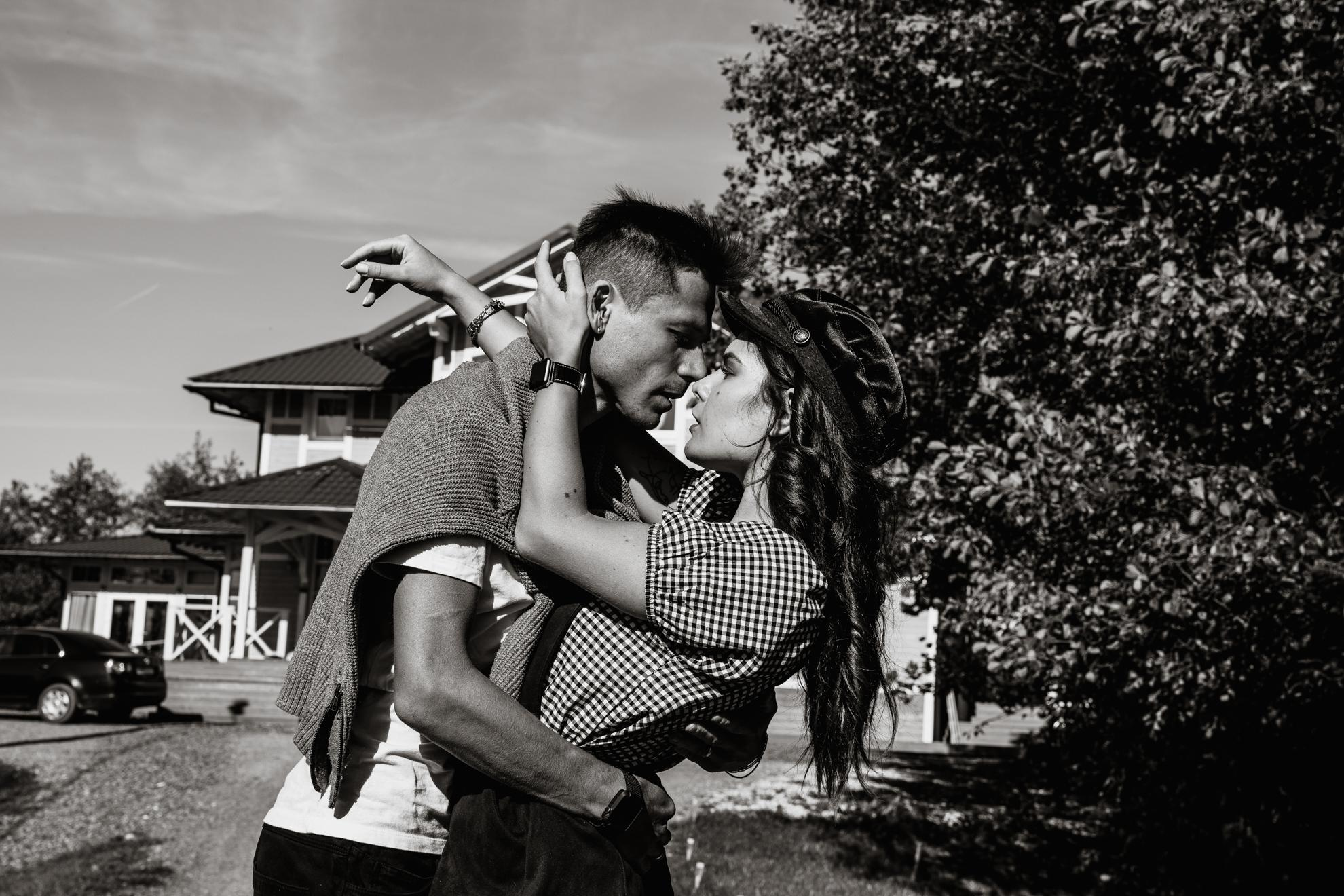 У домика. Свадебный фотограф москва