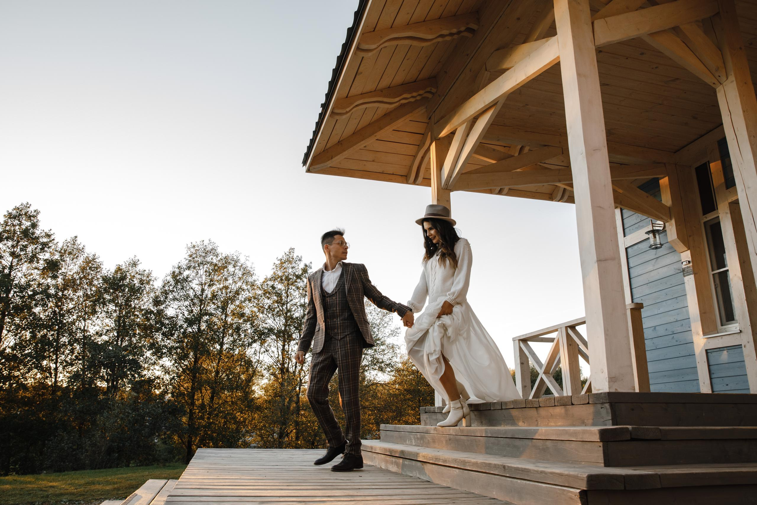 У домика. Свадебный фотограф москва