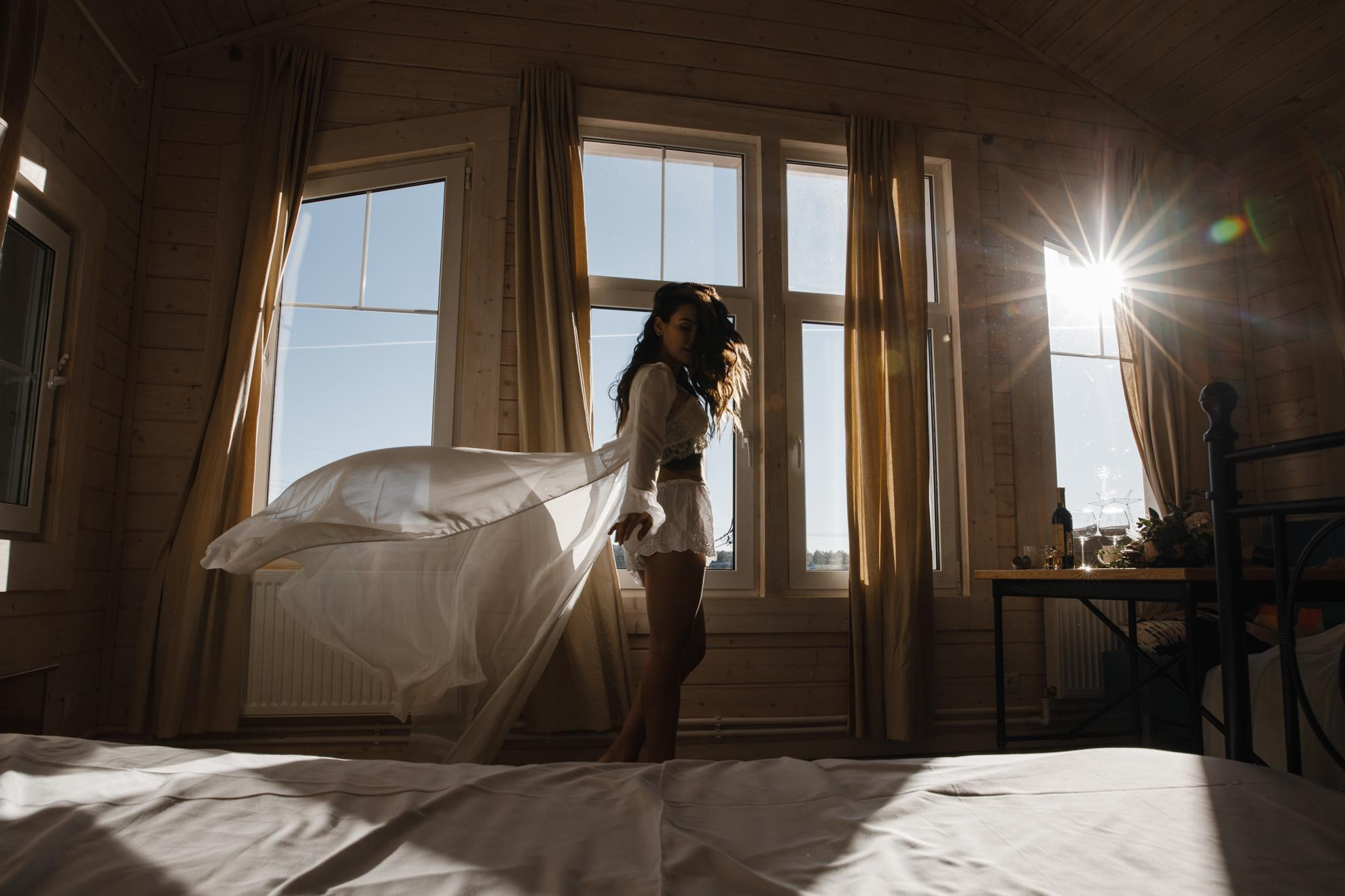 У домика. Свадебный фотограф москва