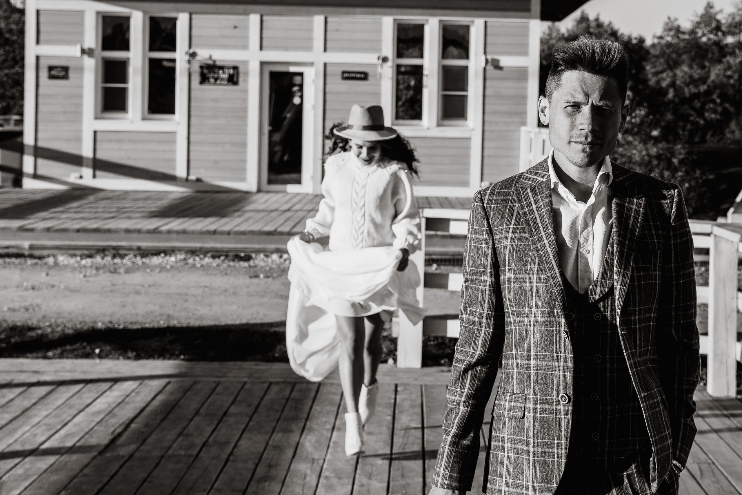 У домика. Свадебный фотограф москва