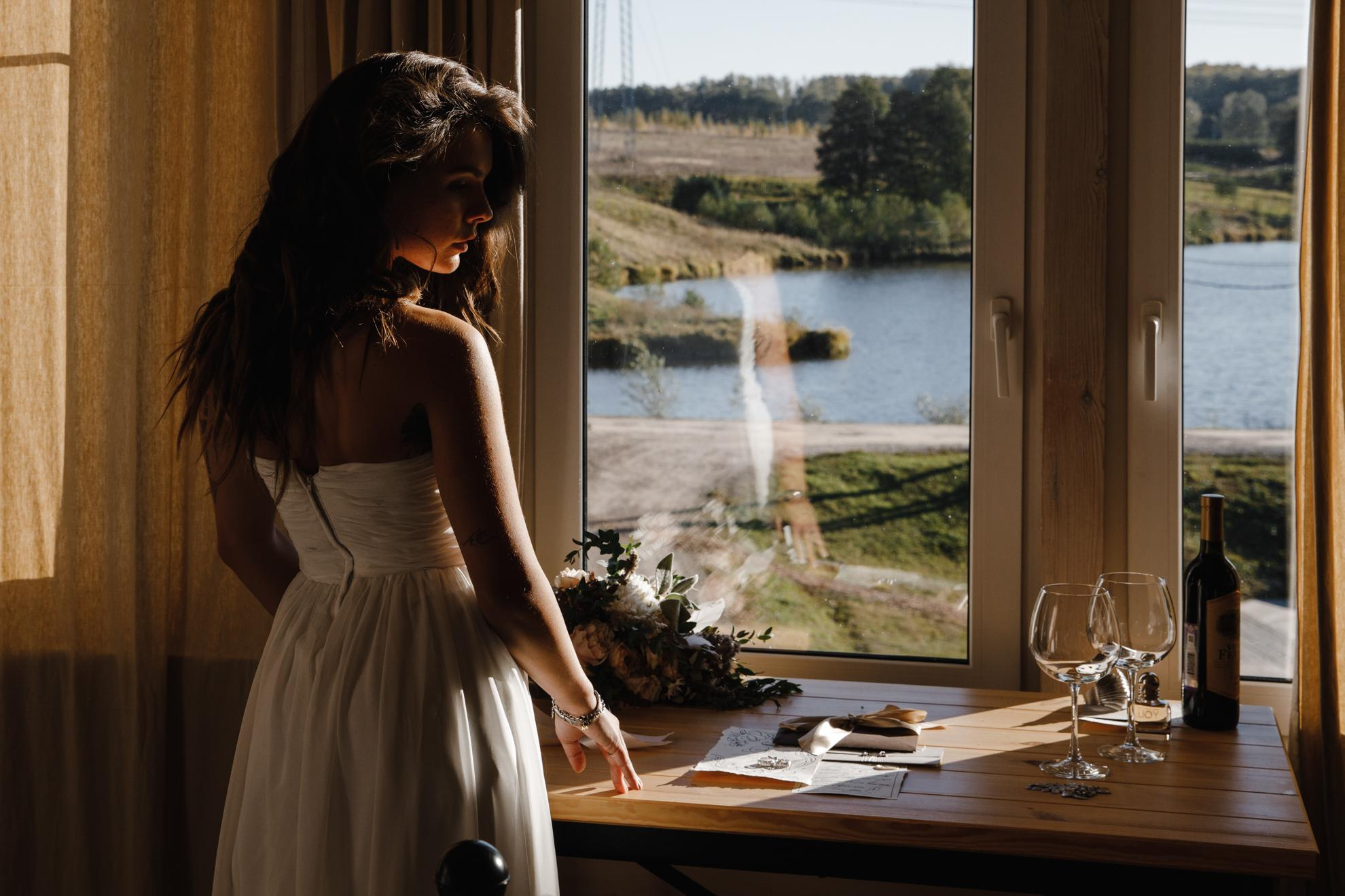 У домика. Свадебный фотограф москва