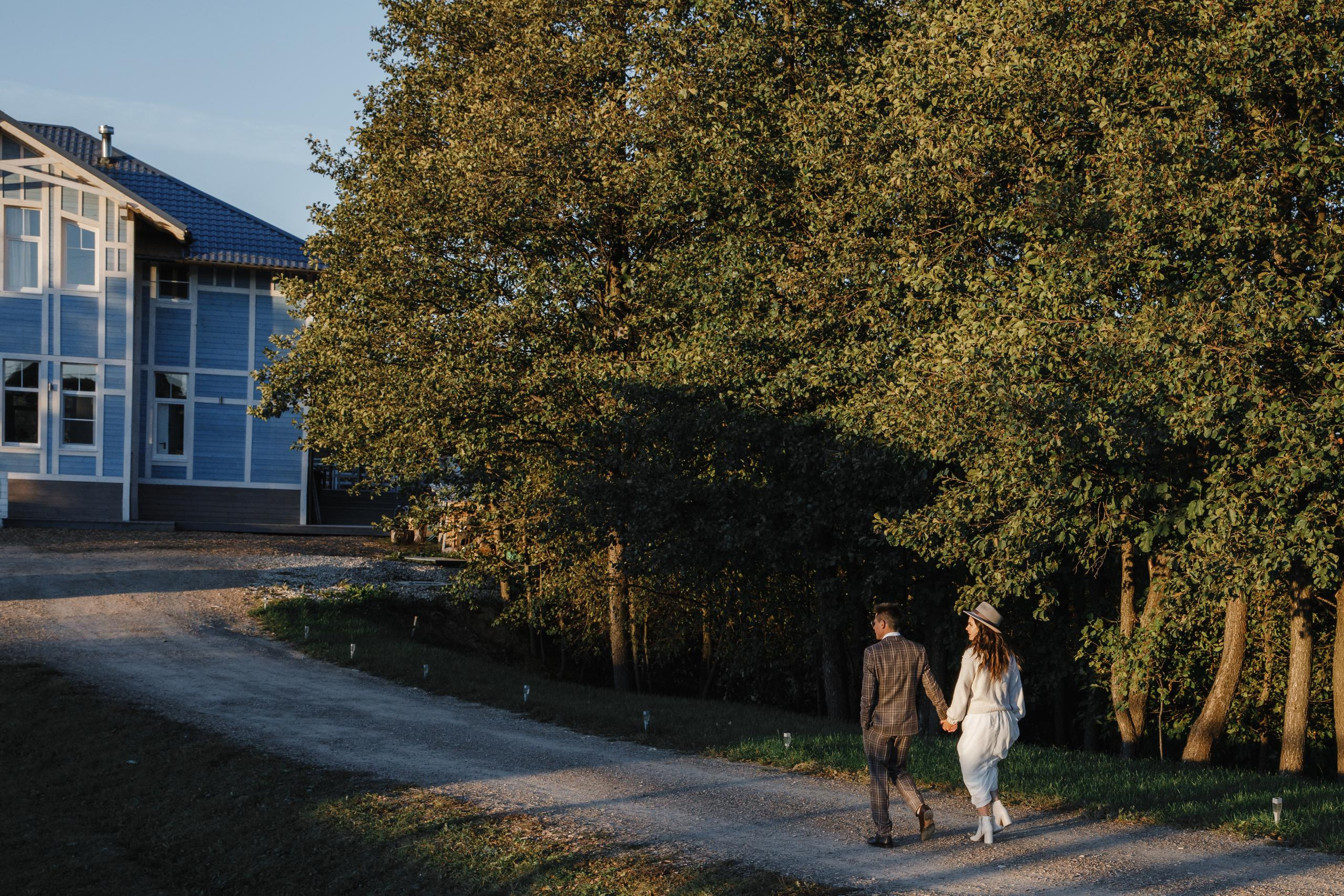 У домика. Свадебный фотограф москва