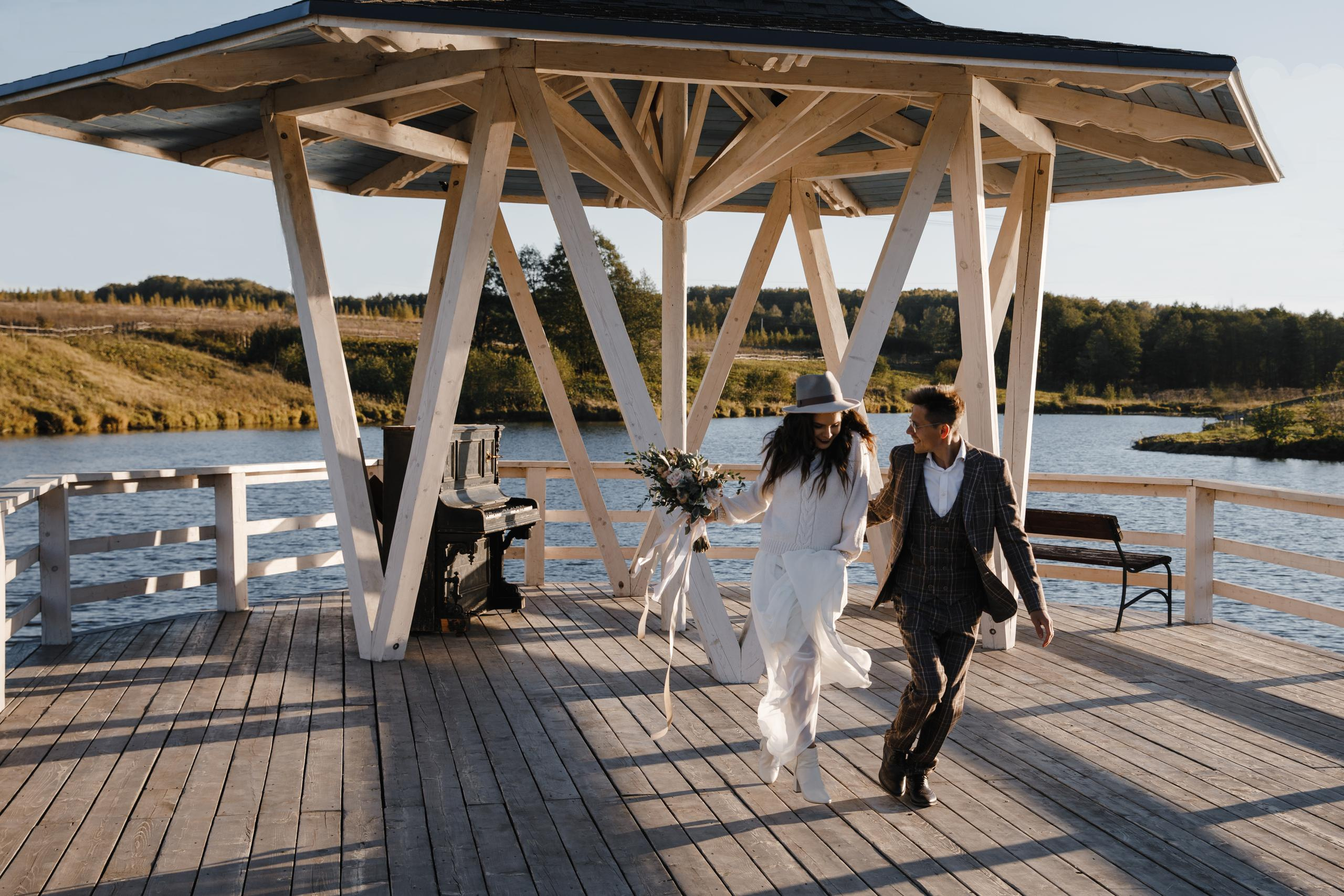 У домика. Свадебный фотограф москва