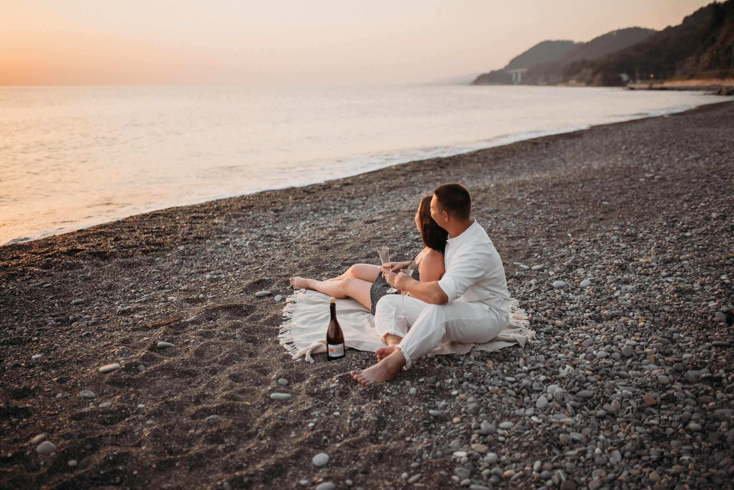 Фотосессия лавстори молодоженов на морском берегу в Сочи. Фотограф в Сочи — Маргарита Поганова