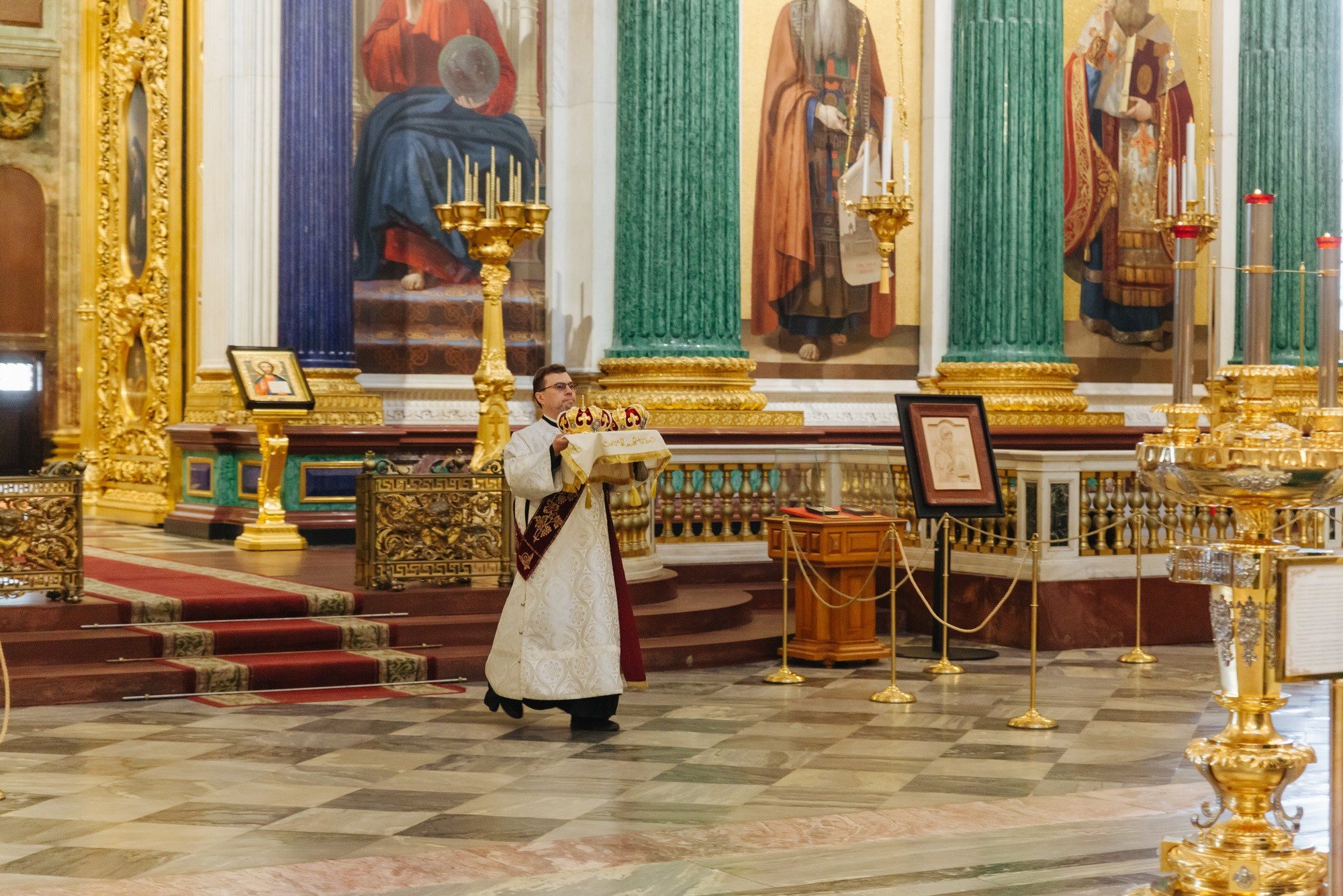 Венчание в центре Исаакиевского собора, где провести венчание в СПб, как записаться, сколько стоит венчание в Санкт-Петербурге, душевный батюшка на венчание