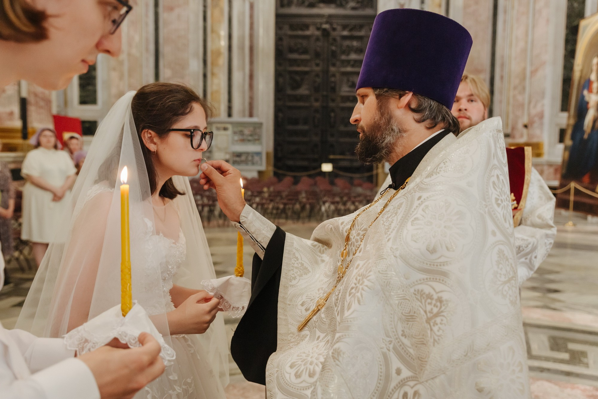 Венчание в центре Исаакиевского собора, где провести венчание в СПб, как записаться, сколько стоит венчание в Санкт-Петербурге, душевный батюшка на венчание