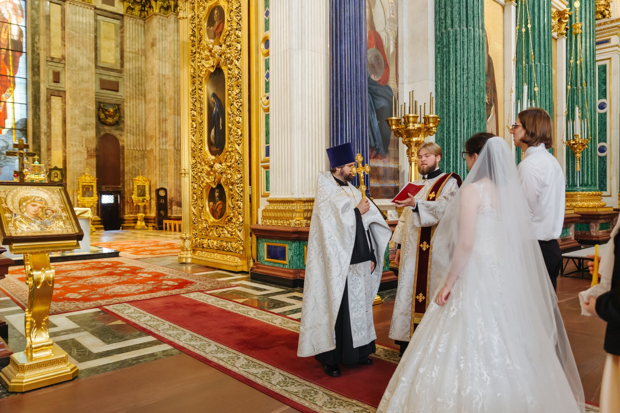 Венчание в центре Исаакиевского собора, где провести венчание в СПб, как записаться, сколько стоит венчание в Санкт-Петербурге, душевный батюшка на венчание