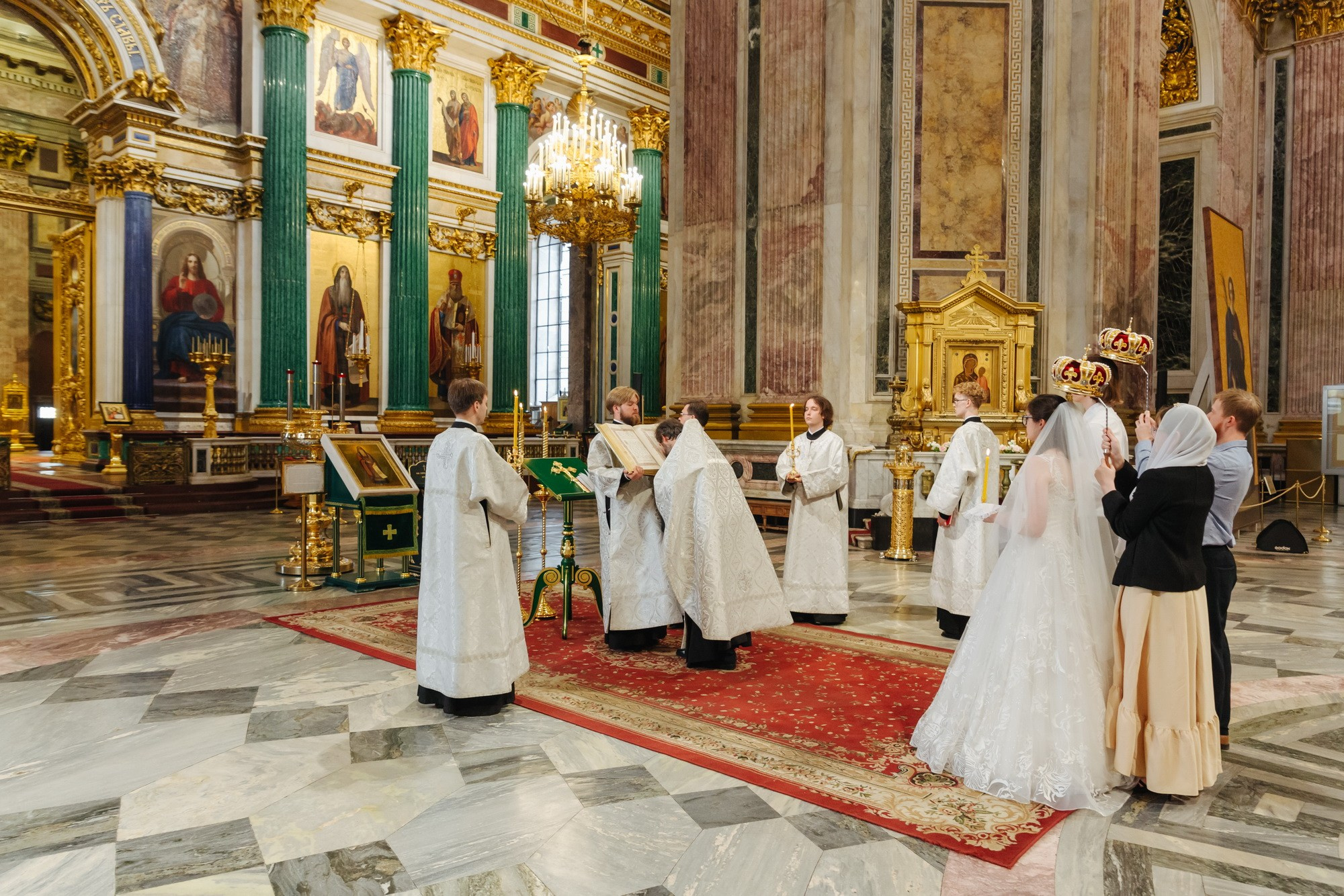 Венчание в центре Исаакиевского собора, где провести венчание в СПб, как записаться, сколько стоит венчание в Санкт-Петербурге, душевный батюшка на венчание