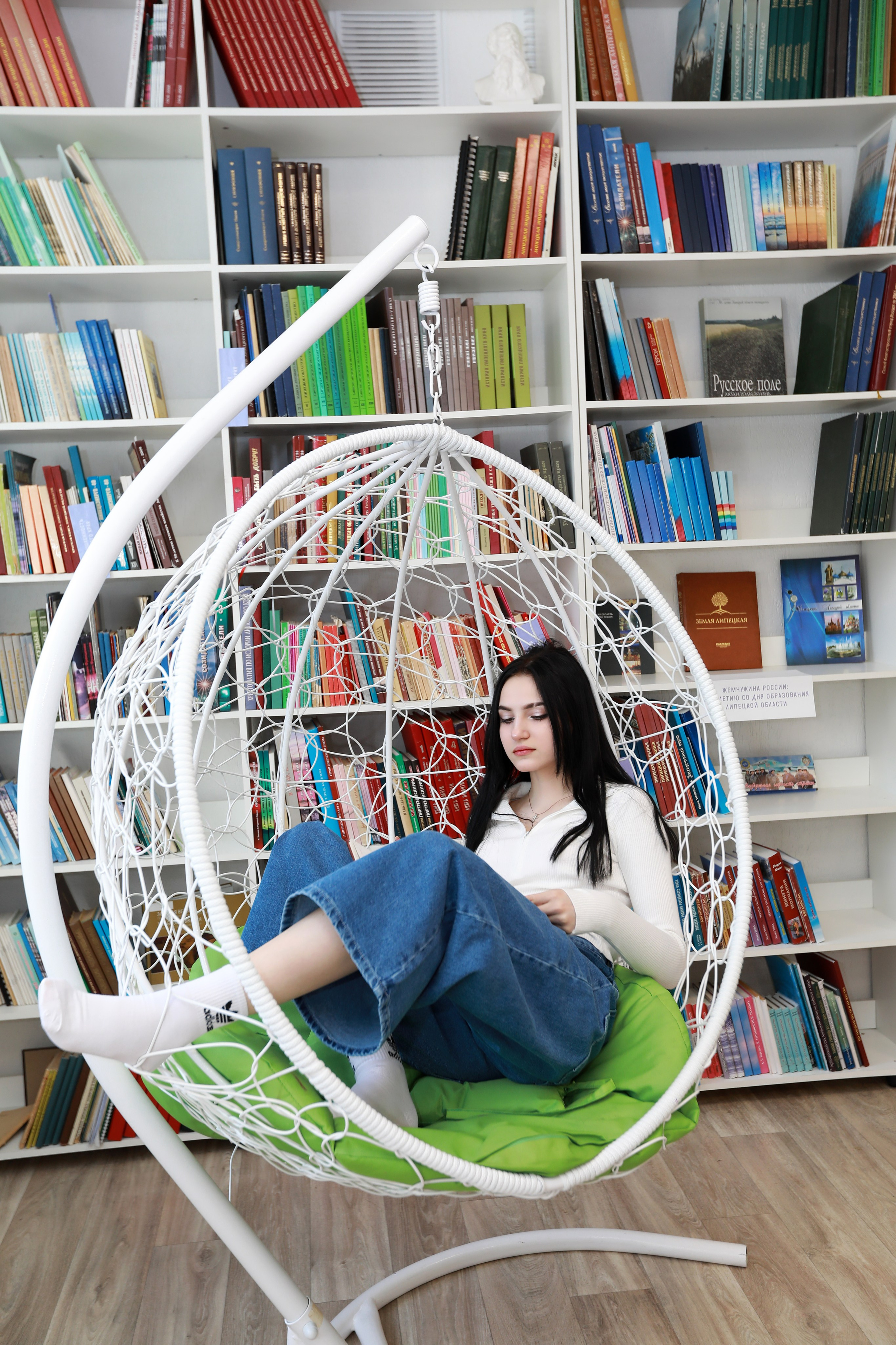 Фотосессия в&nbsp;библиотеке для выпускного альбома