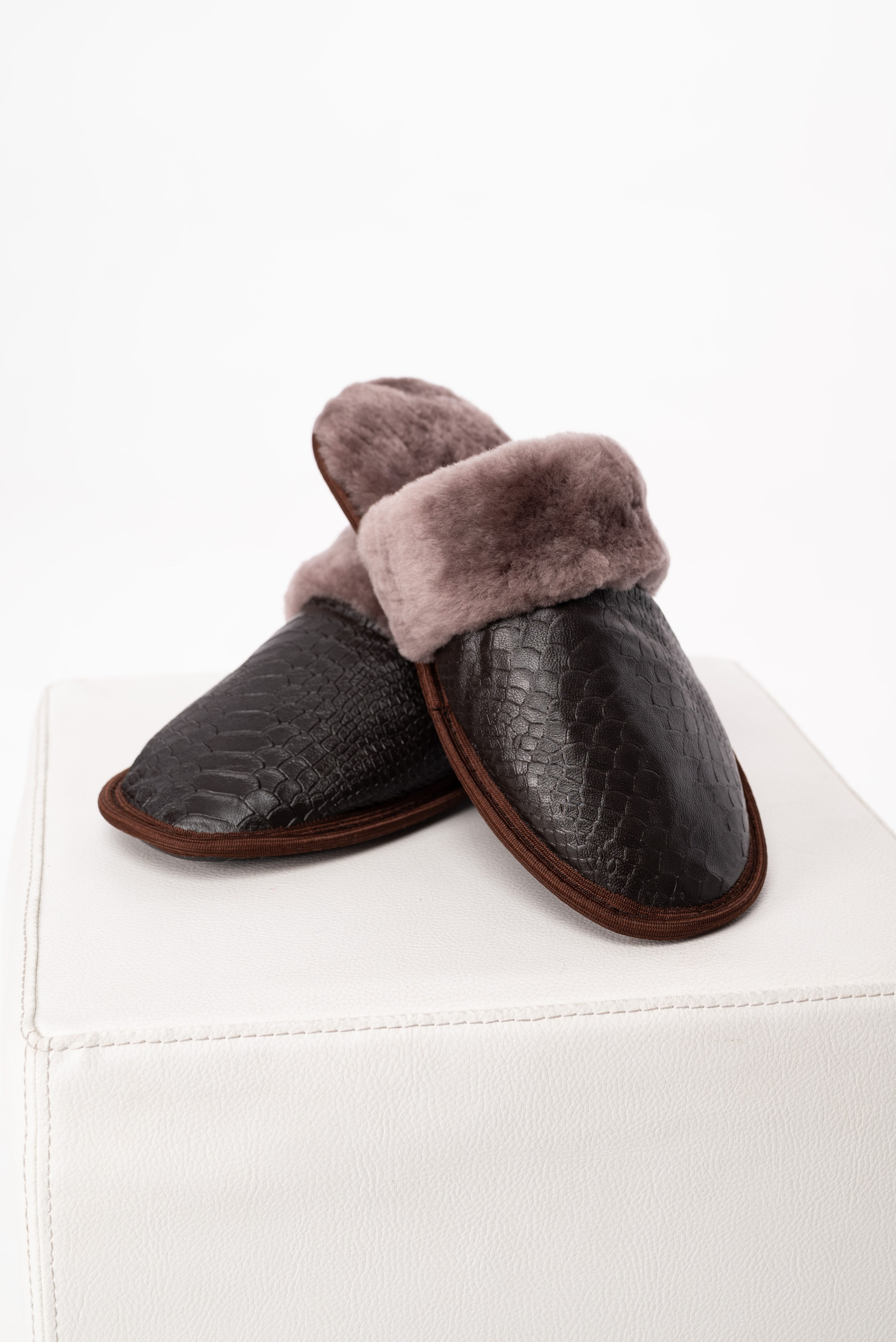 Тапочки и чуни. Предметный фотограф, фото для маркетплейсов Пятигорск, КМВ