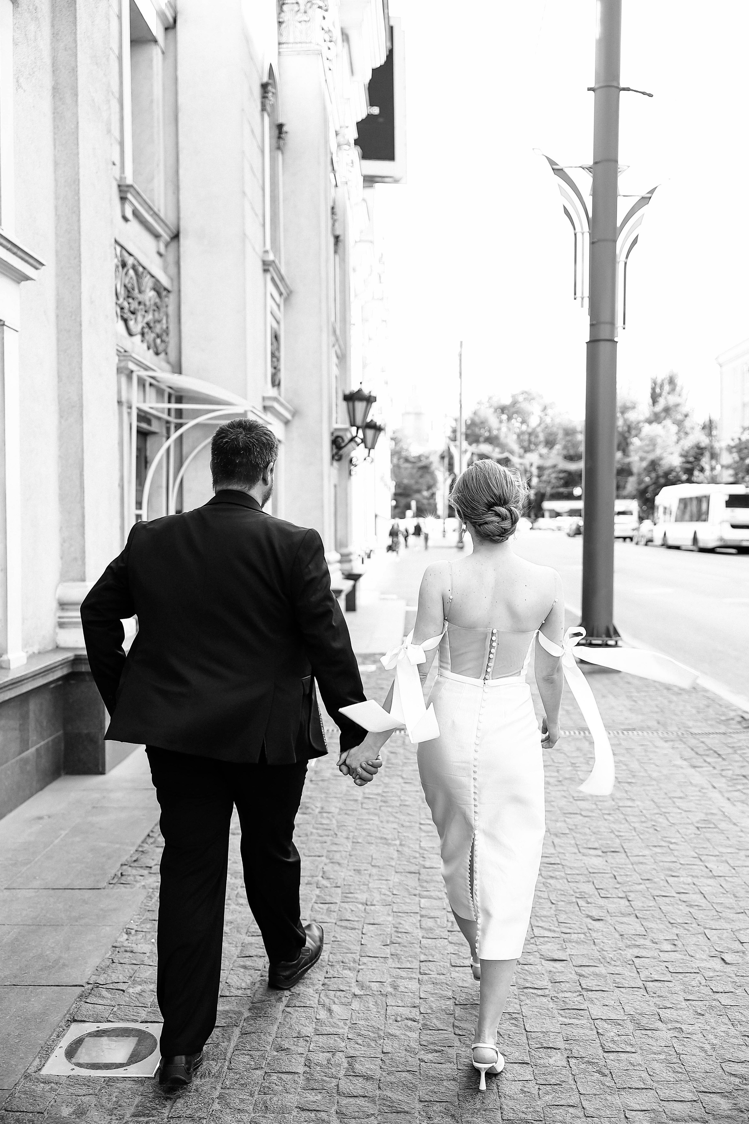 Жених и невеста гуляют по проспекту революции в Воронеже