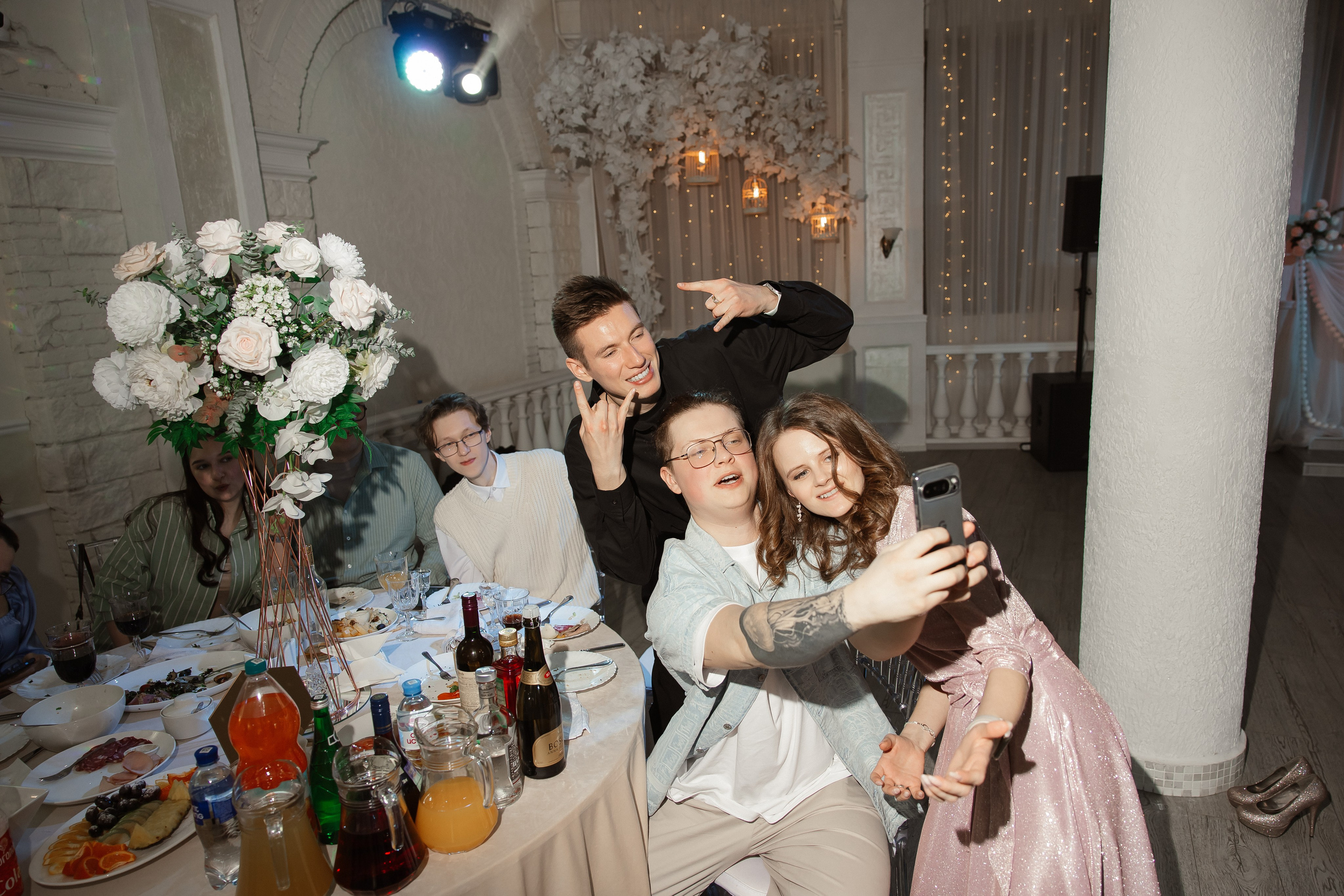 Свадебная фотосессия на Витебском вокзале и в банкетном зале Зефир для Насти и Ромы. Свадебный фотограф в Санкт-Петербурге Болдинова Евгения