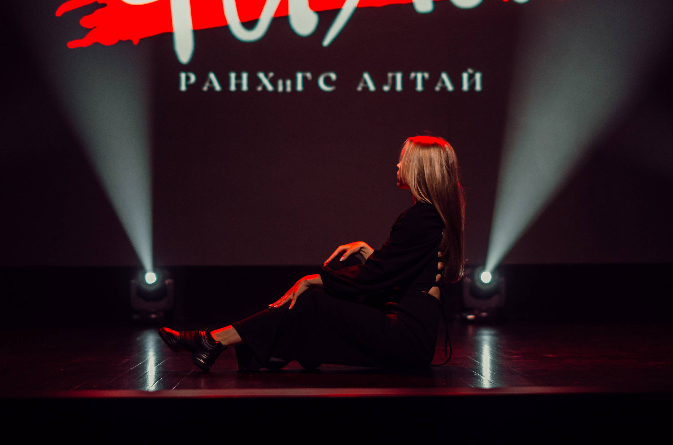 Групповая фотосъемка танцевального коллектива. Денисова Аля — фотограф для парных съемок и индивидуальных историй в Барнауле