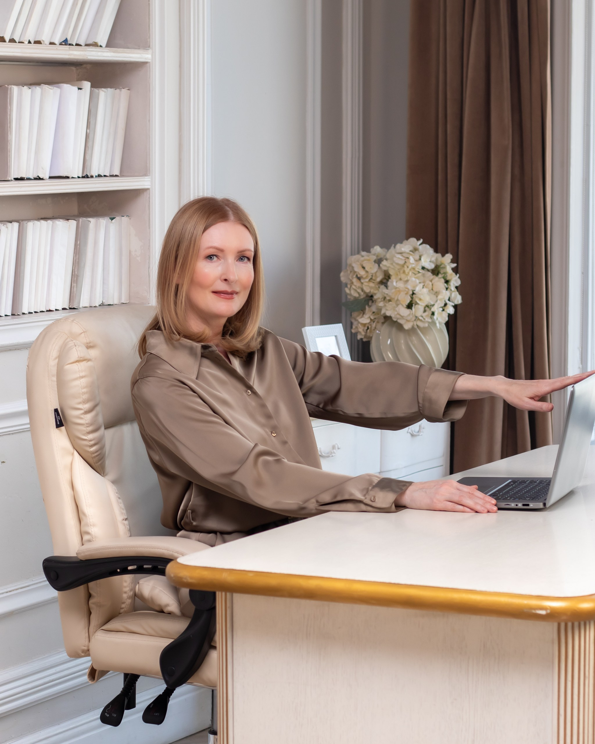 Женщина в деловом образе на стуле — студийная фотосессия