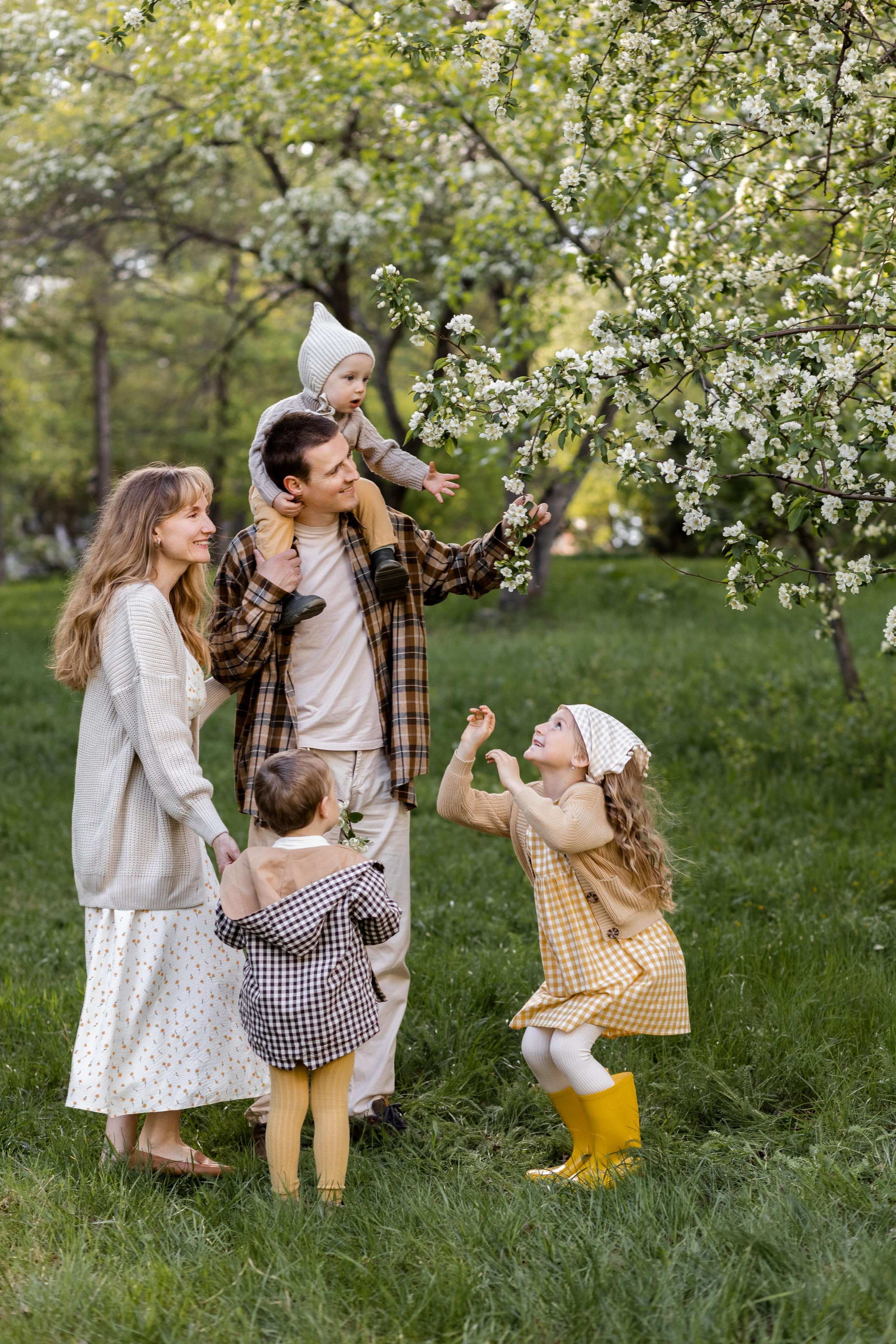 Большая семья в яблонях. Семейный и детский фотограф в Екатеринбурге Светлана Гостюхина