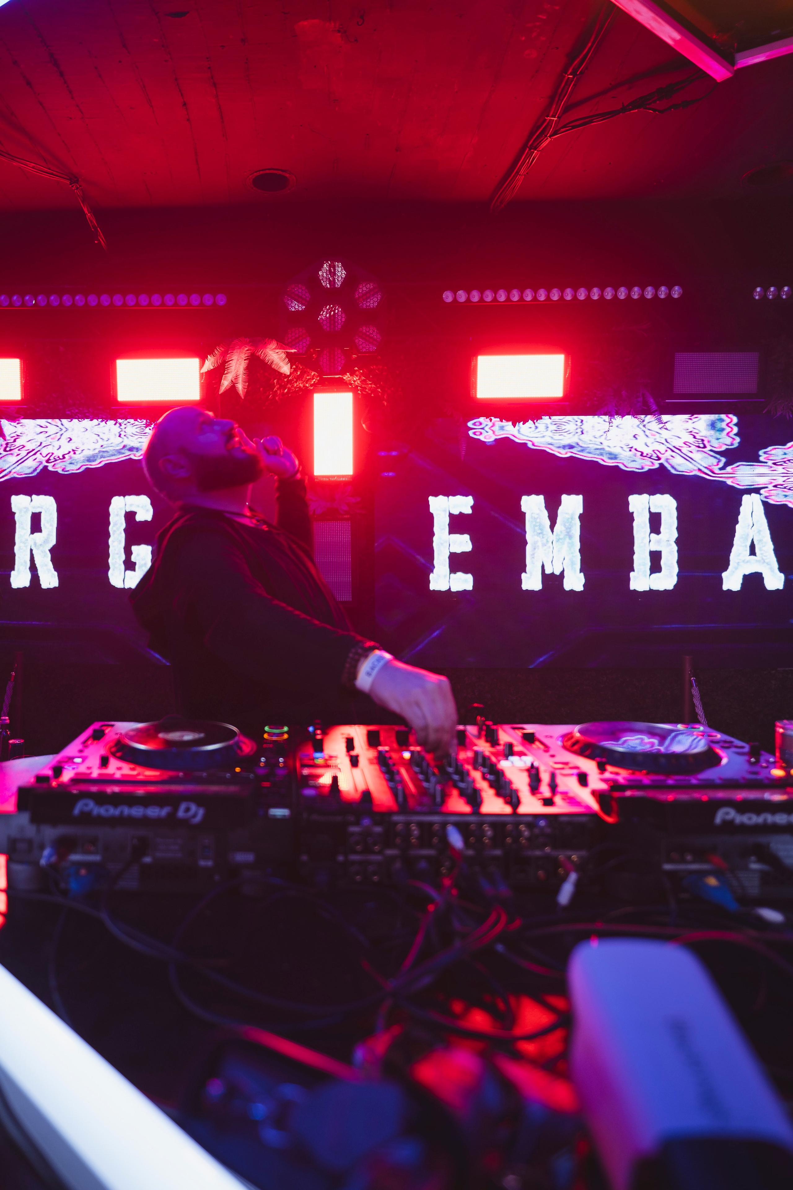 Embargo 30/03. Главная