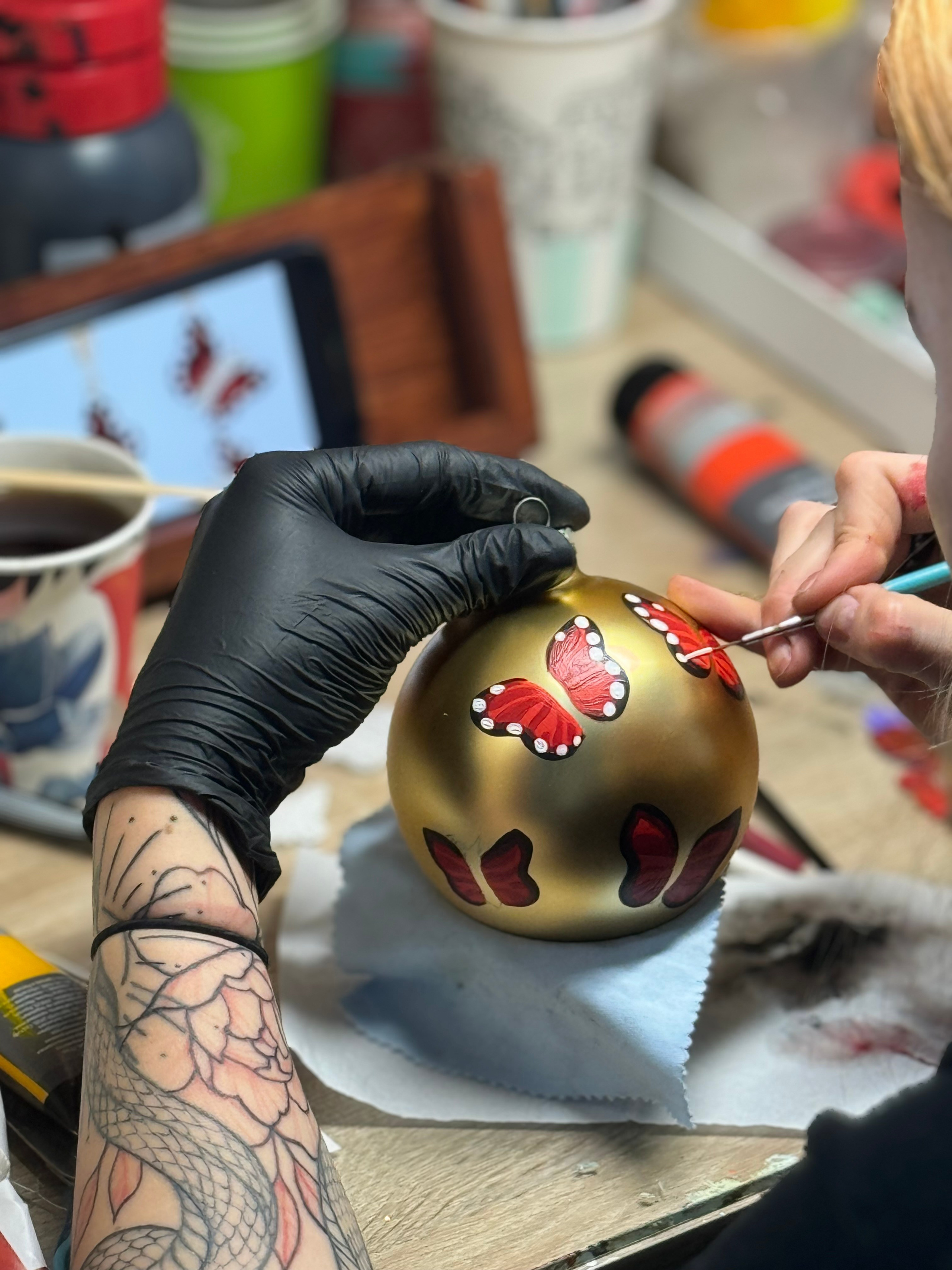 ArtSHARm- наше портфолио по ёлочным шарам с ручной росписью. Художественная ручная роспись елочных шаров, корпоративные подарки и восковые аромасвечи