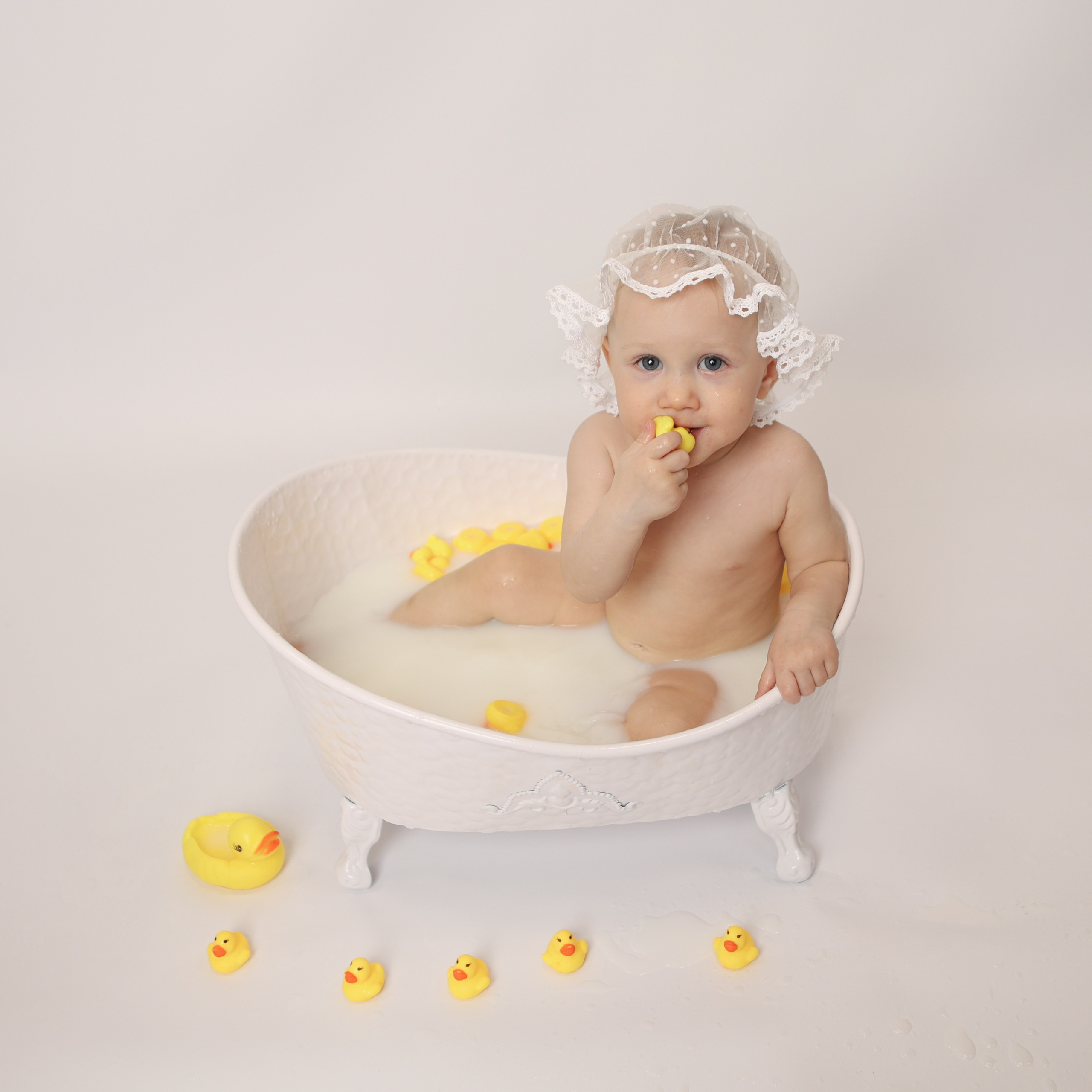 Молочные ванночки. Фотограф новорожденных. Детский и семейный фотограф Марьяна Юдина