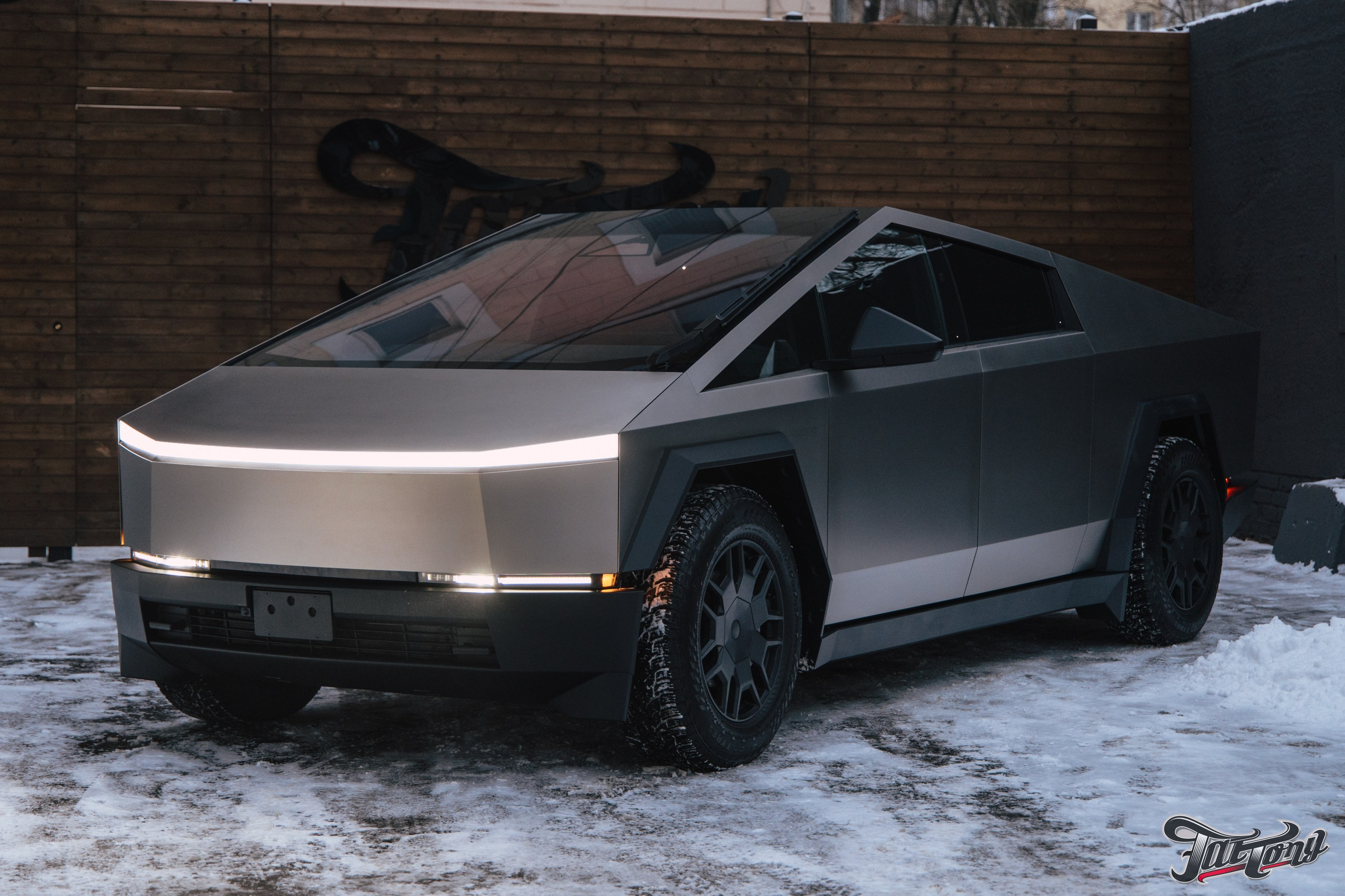 Tesla Cybertruck шиномонтаж в Fattony. DeLorein
