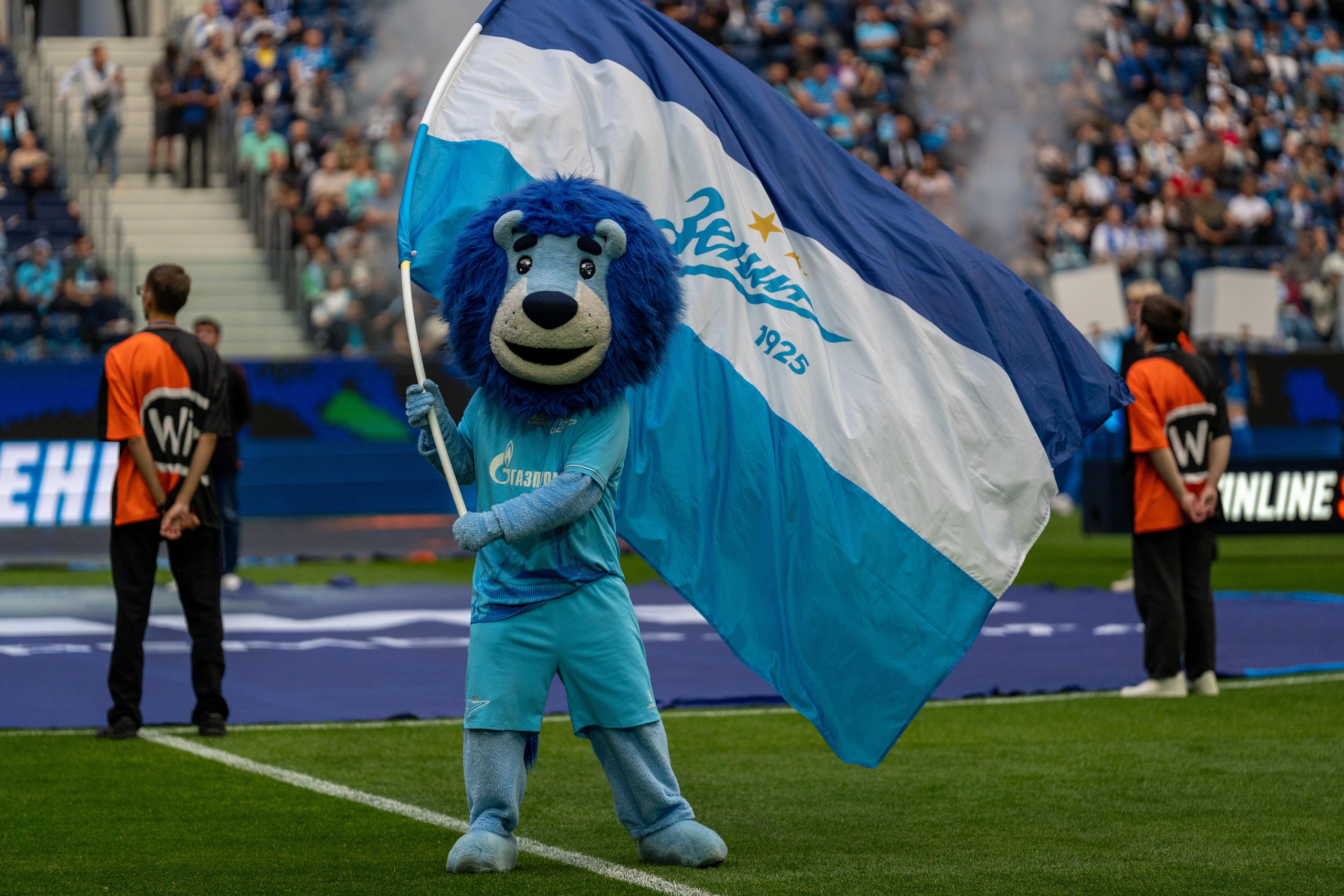 Маскот «Зенит» с флагом на Газпром Арене — фотограф матч Санкт-Петербург