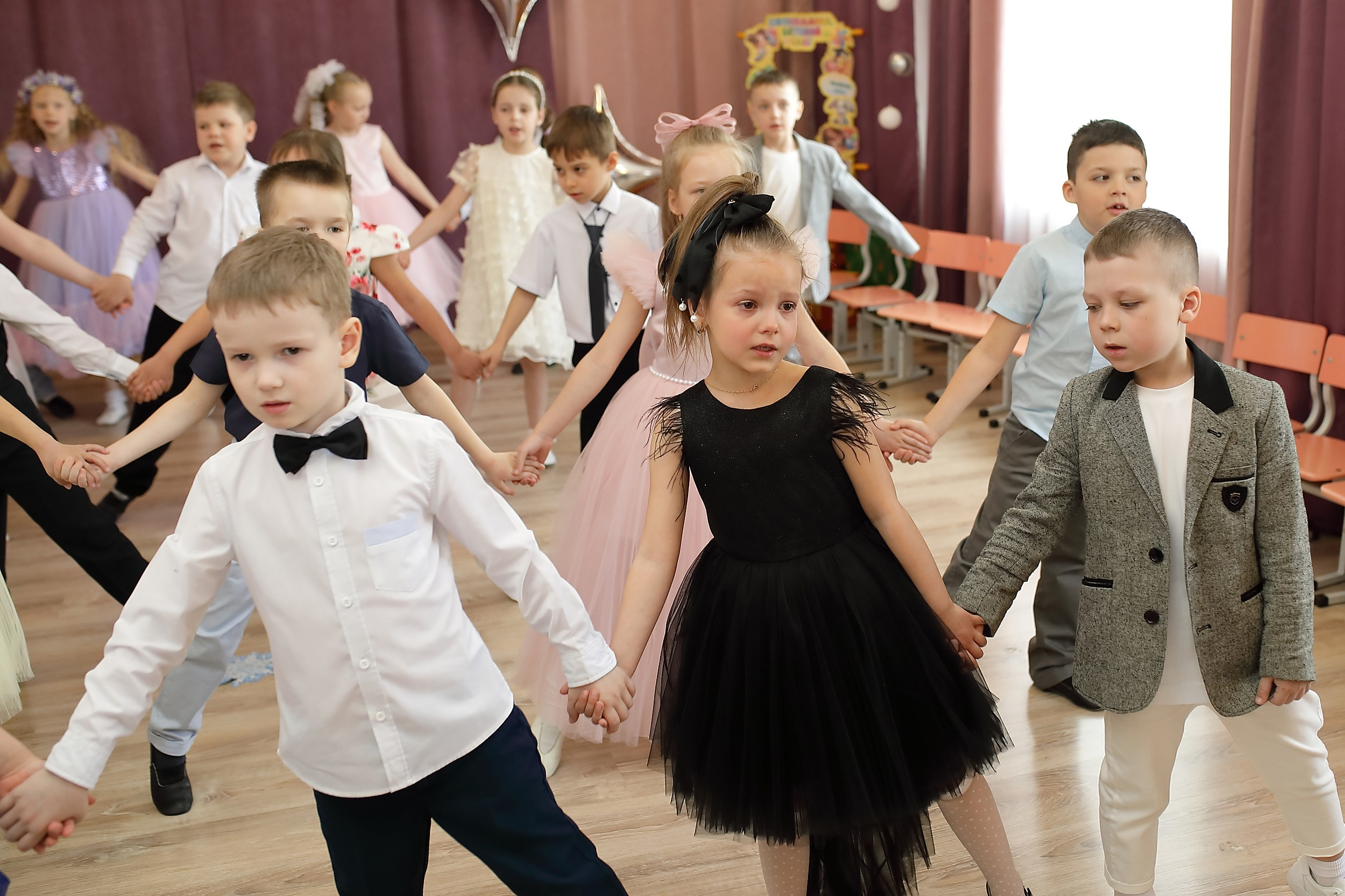 дети танцуют
