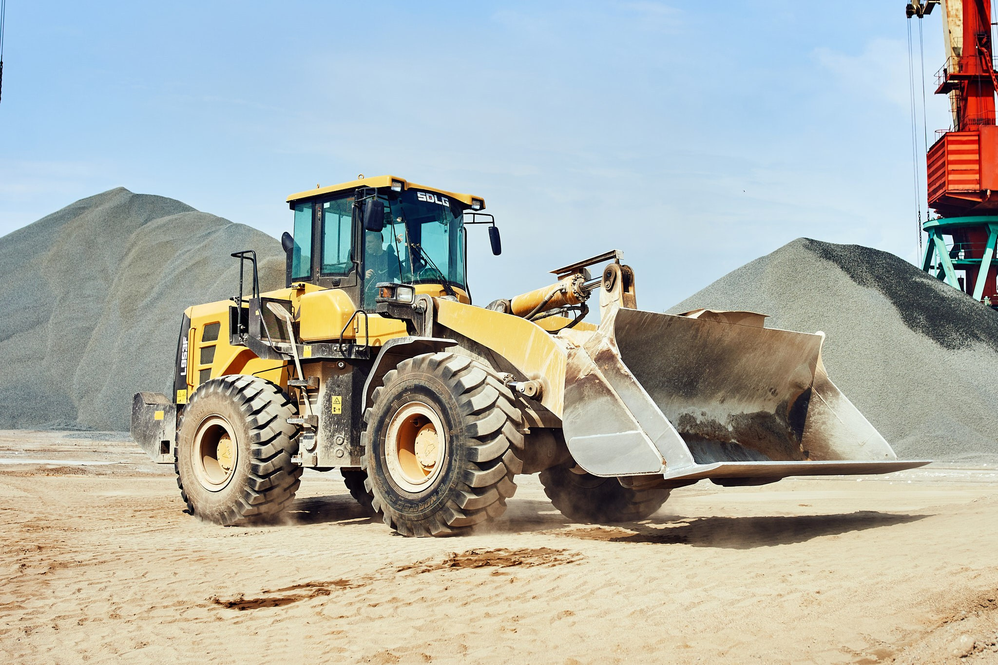 Промышленная зона, погрузка и разгрузка песка