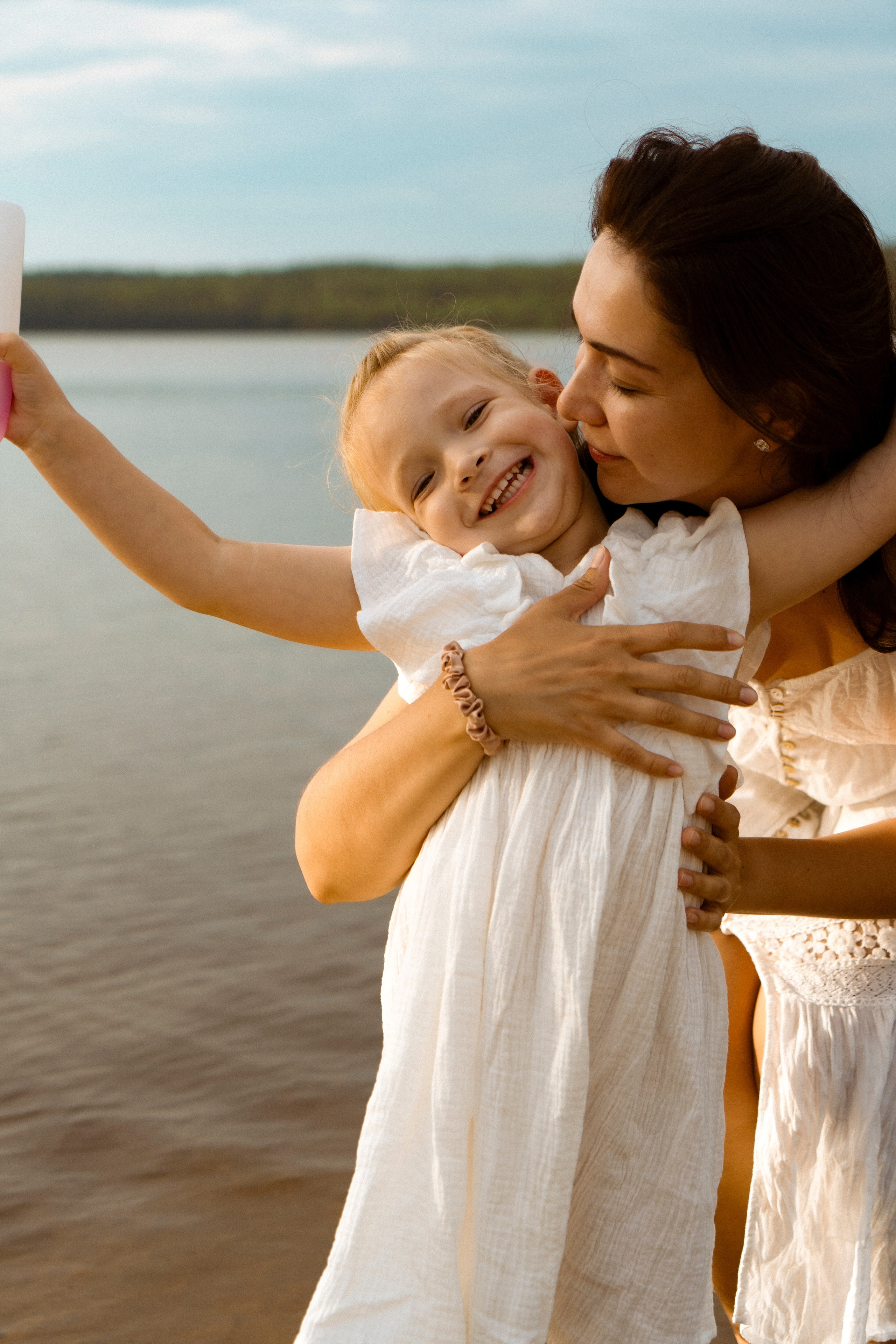 Семейная фотосессия для мамы с дочкой в Санкт-Петербурге на озере. Светлана Гопанюк. Портретный фотограф. Санкт-Петербург. СПб
