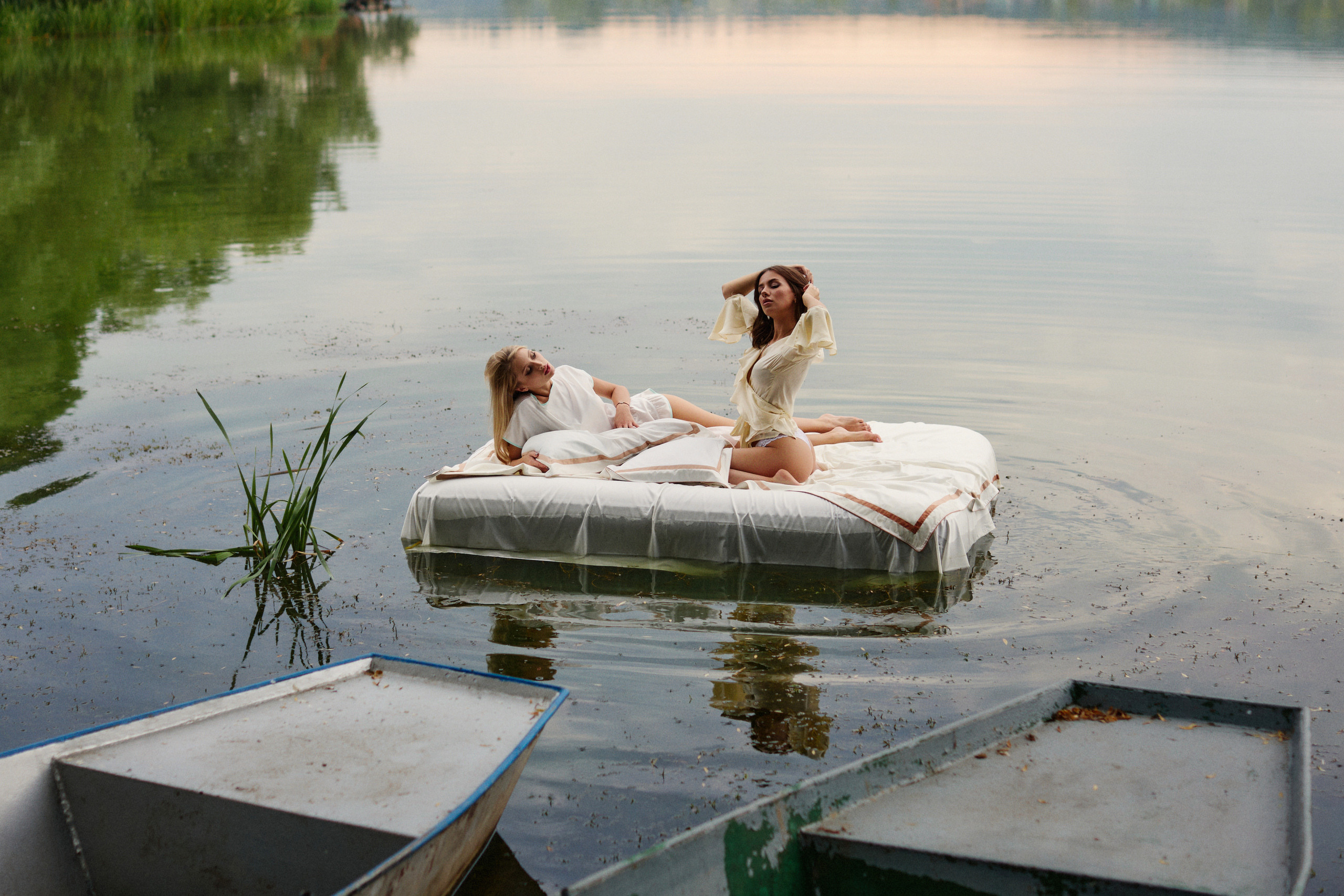 Сексуальные девушки на матрасе на закате