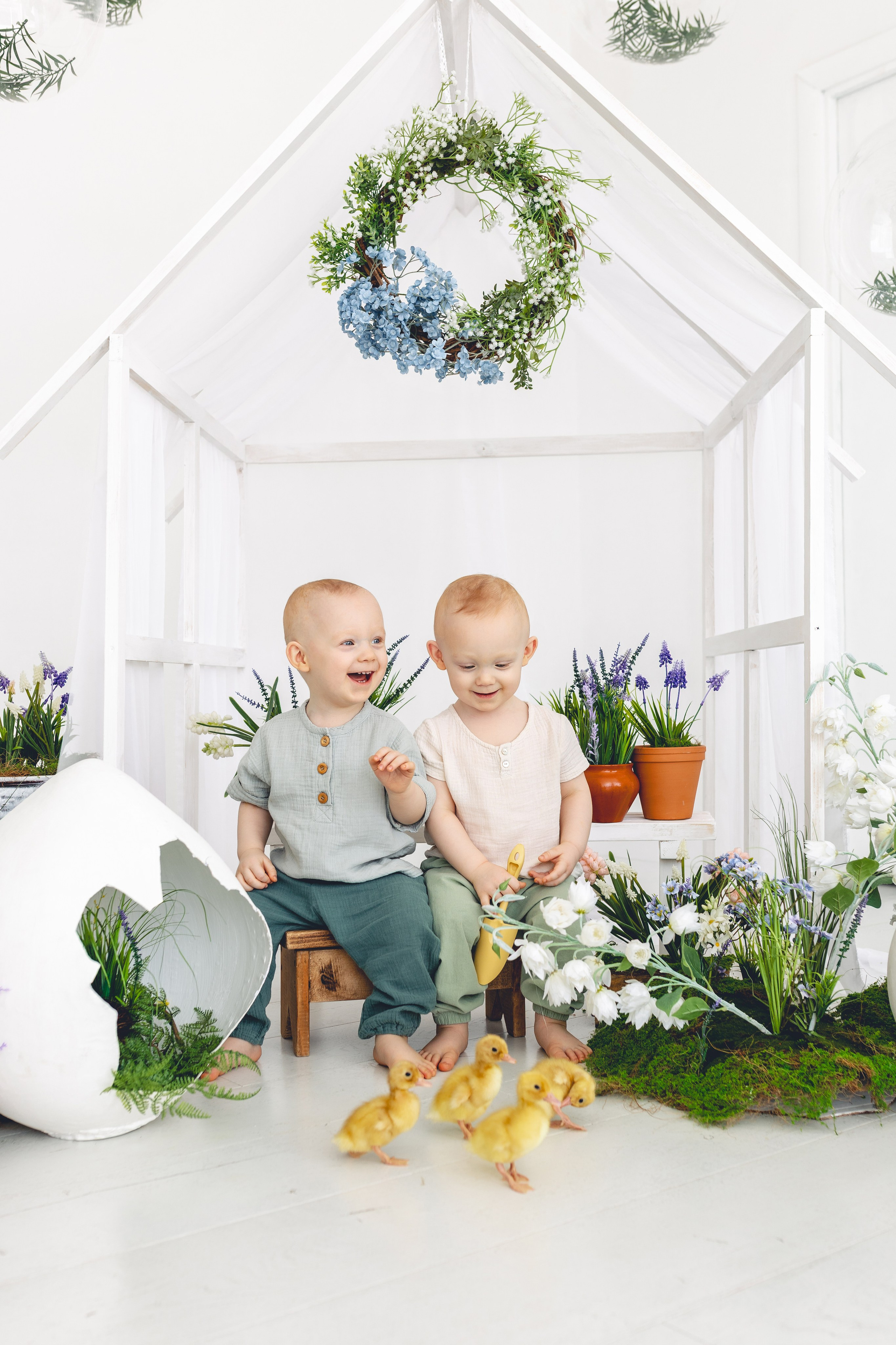 Тройняшки Варя, Миша и Женя пришли к утятам на фотосессию. Фотограф новорожденных в г. Барнаул Ренпенинг Катерина