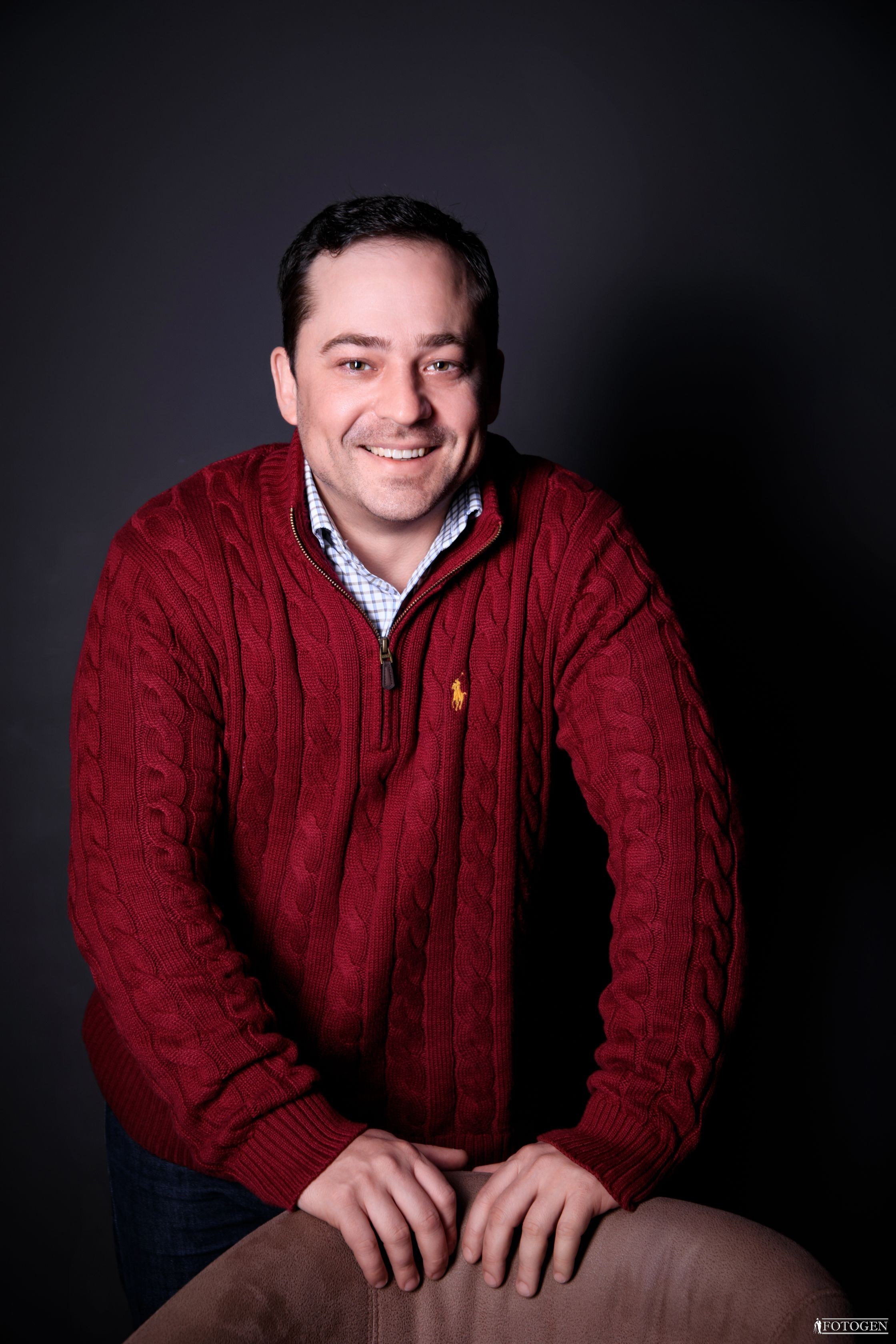 Профессиональная мужская фотосессия в Fotogen: Ваша история в кадре. Интерьерная фотостудия FOTOGEN г. Краснодар