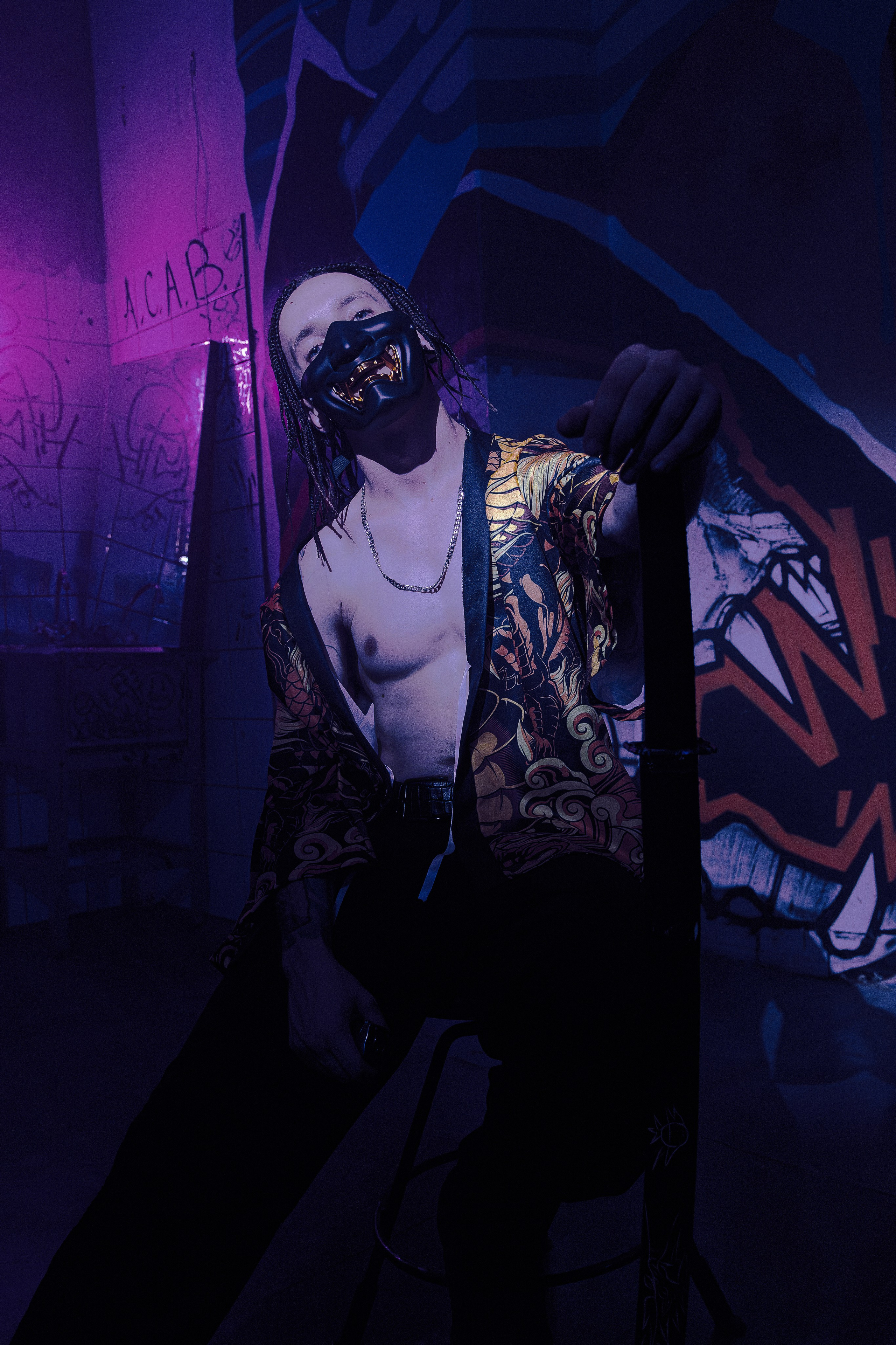 Мужская фотосъёмка в Ростове на Дону. Креативная съёмка с Александром в неоновой студии. Мужской портрет в японском стиле