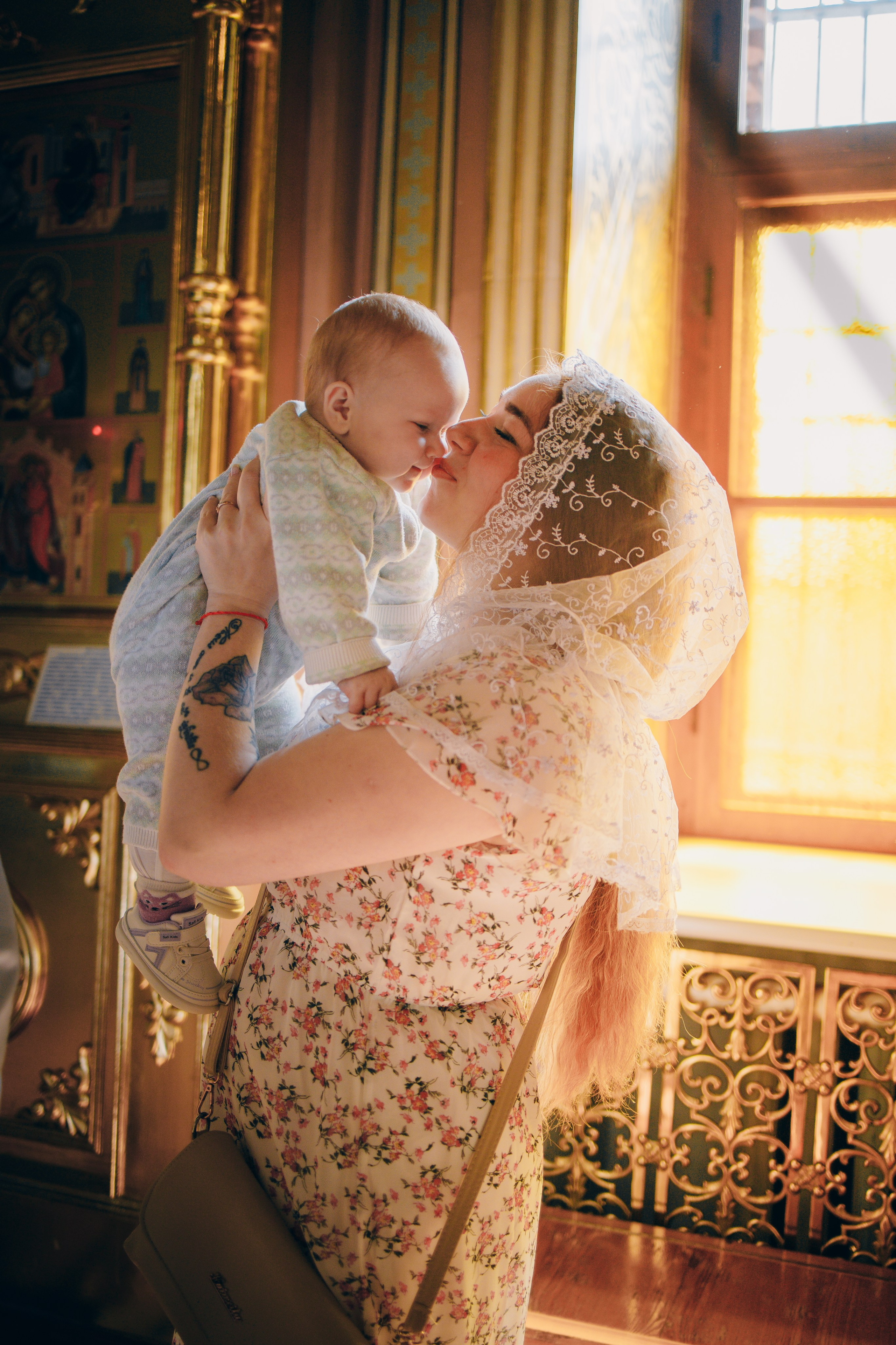 Зимняя съемка ребенка в церкви. Выпускные альбомы в Серпухове