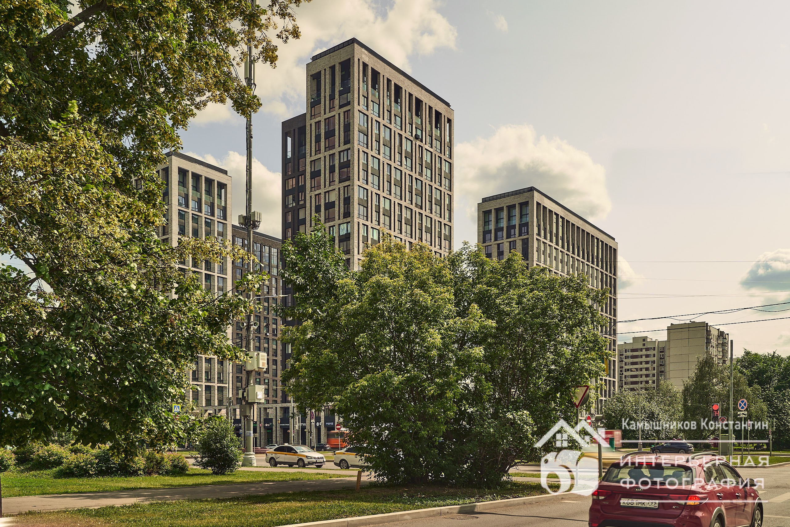 Архитектурная фотография общего плана ЖК бизнес-класса в Москве в окружающем ландшафте