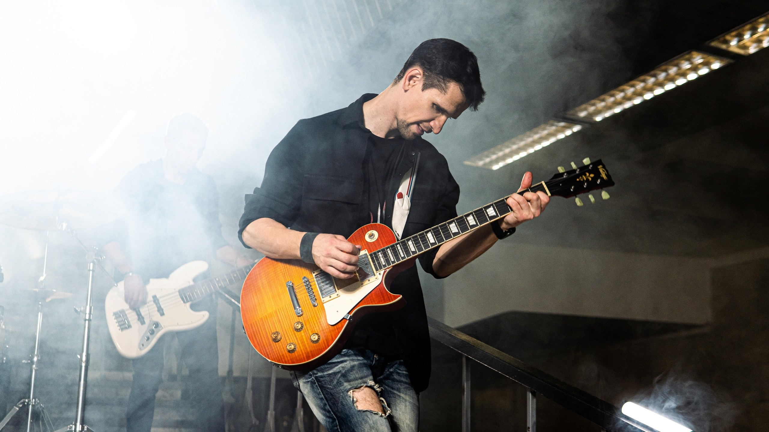 гитарист в дыму