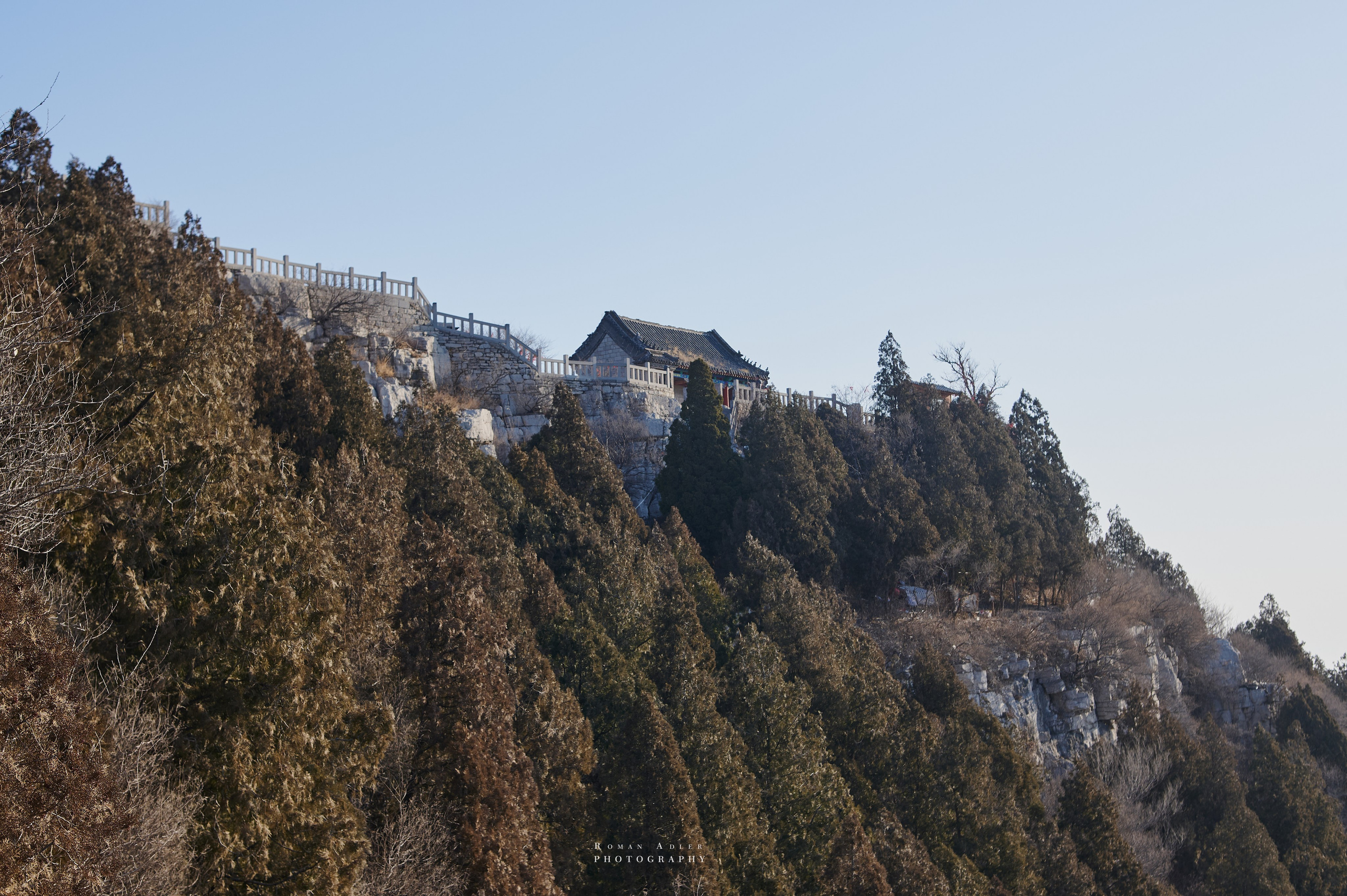Рассвет на храмовой горе Юнмень. Цинчжоу. Фотограф Роман Адлер